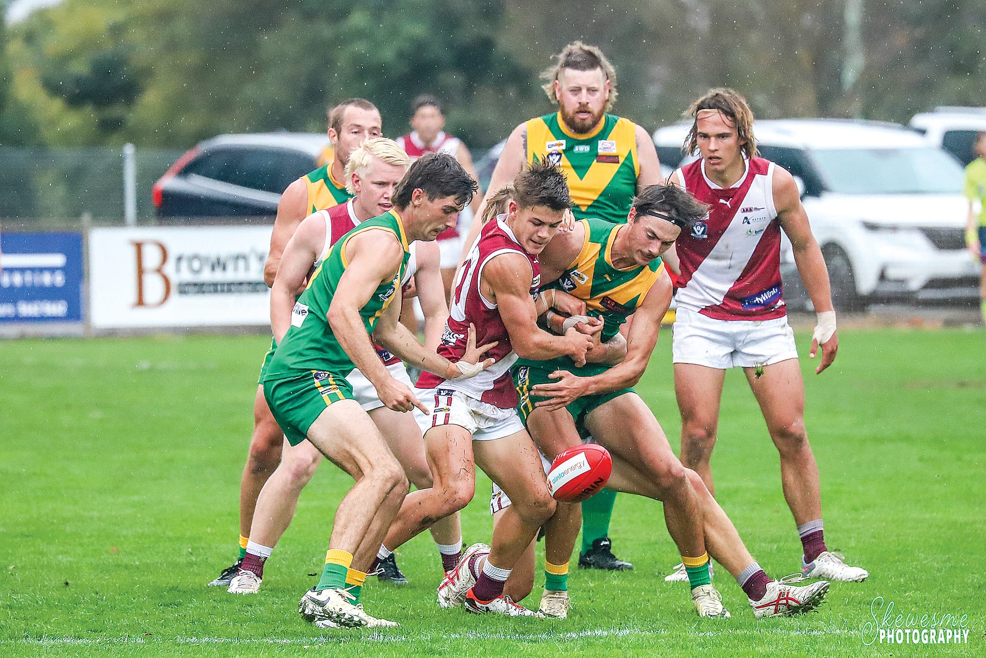 Adam Turton and Travis Nash sweep in for the ball. Photo Tracey – Skewesme Photography.