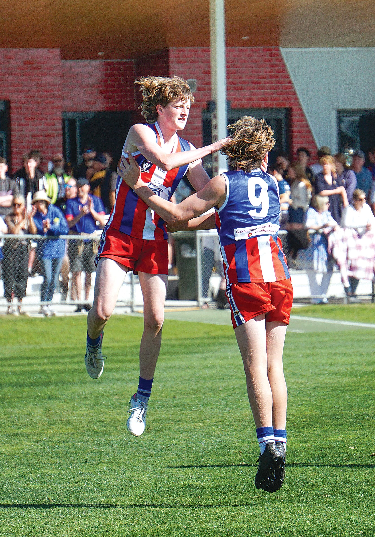 The Bulldog’s swarm after Oliver Duggan sinks another. Ns063823