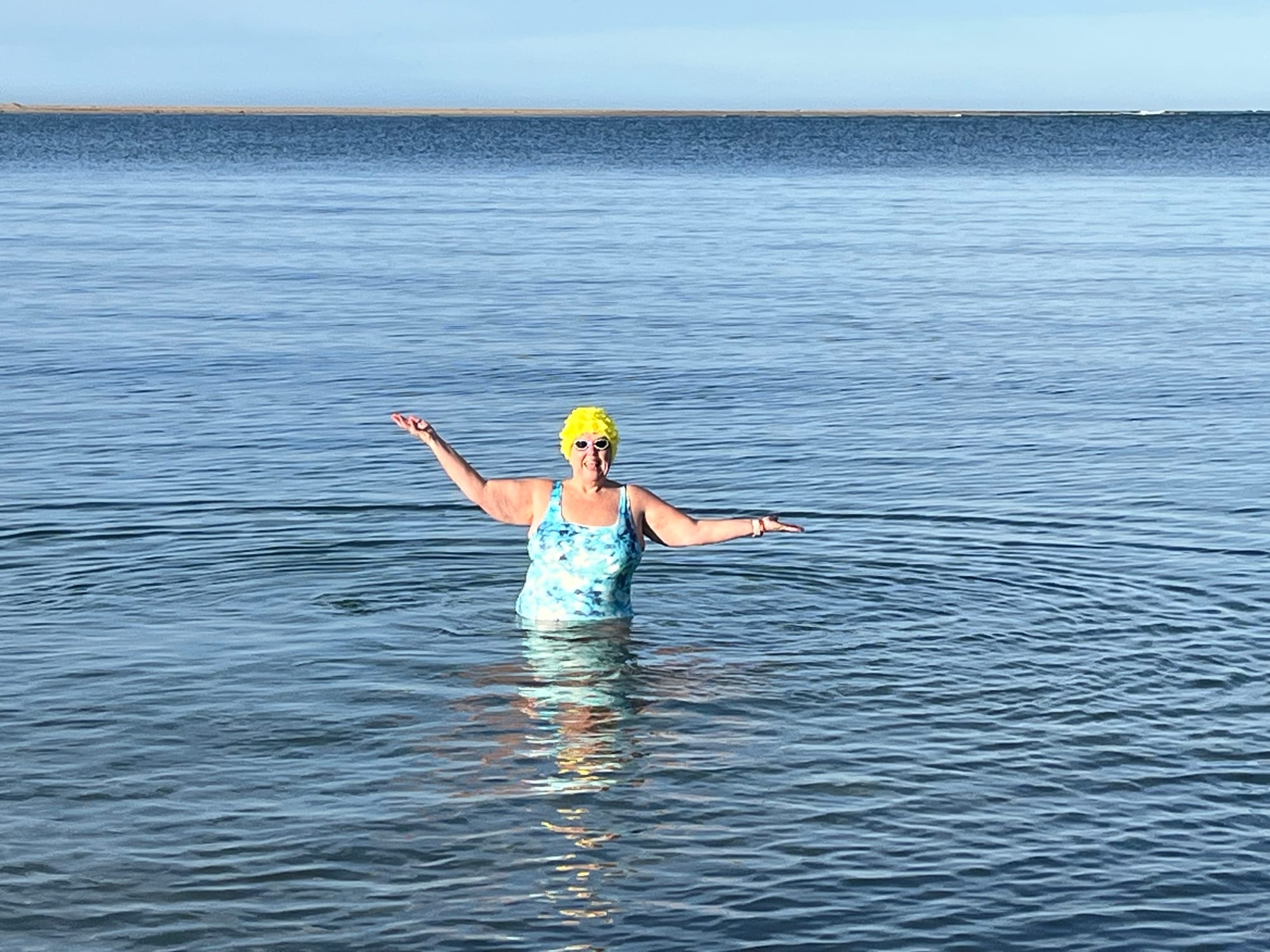 Robin’s cold plunge for Cancer Council’s Daffodil Day