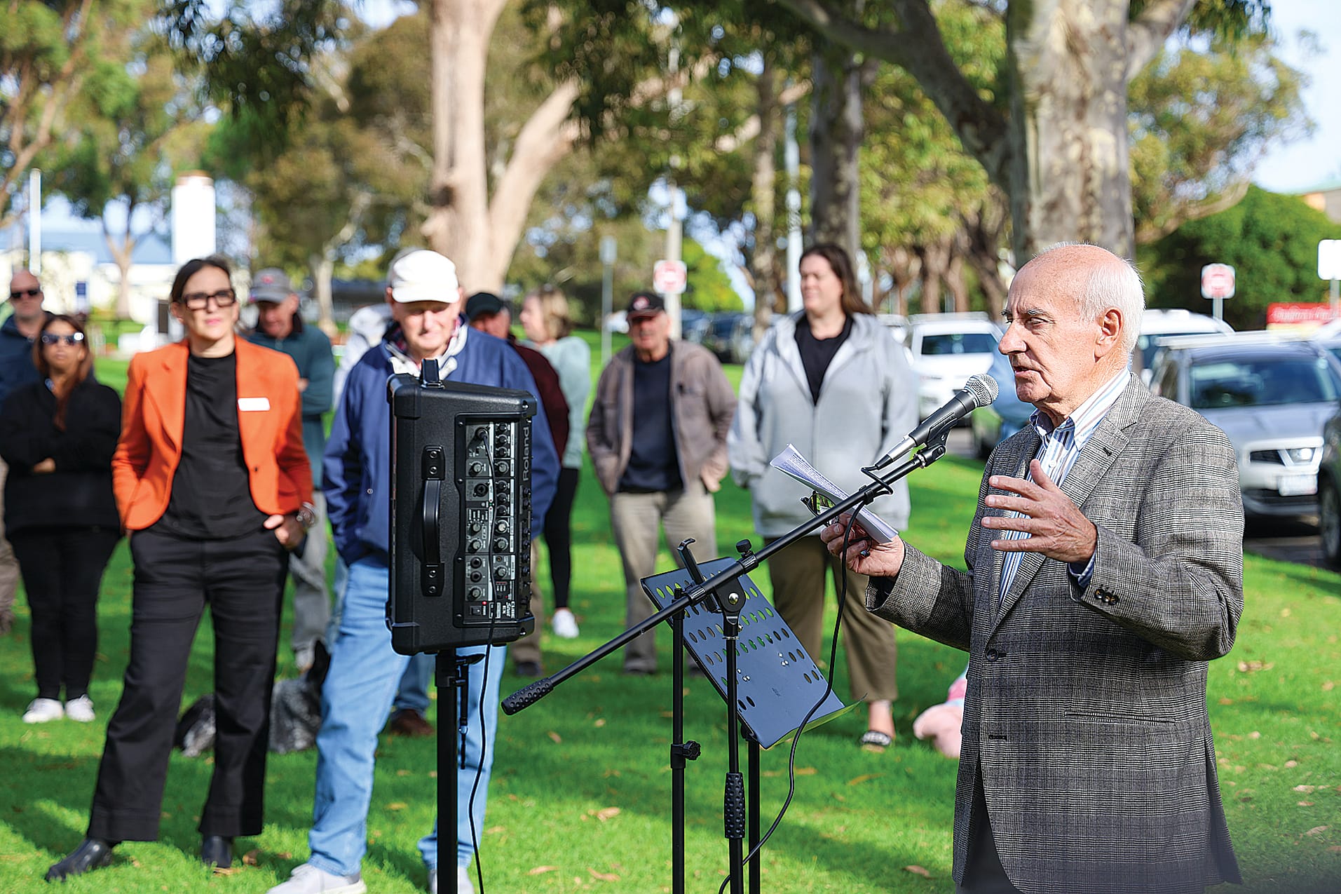 Former local MP Alan Brown came out of his active retirement to address Saturday’s public meeting on the state government’s planning blunder that is impacting homeowners, block owners and the local construction sector.