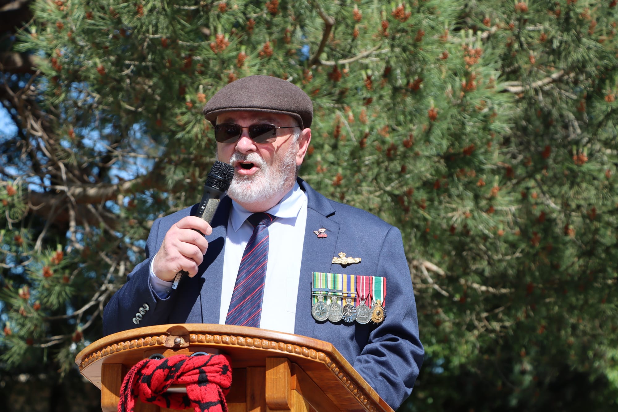 Retired naval Commander Ken Wanklyn shares his experiences with attendees at the Korumburra Cenotaph.

