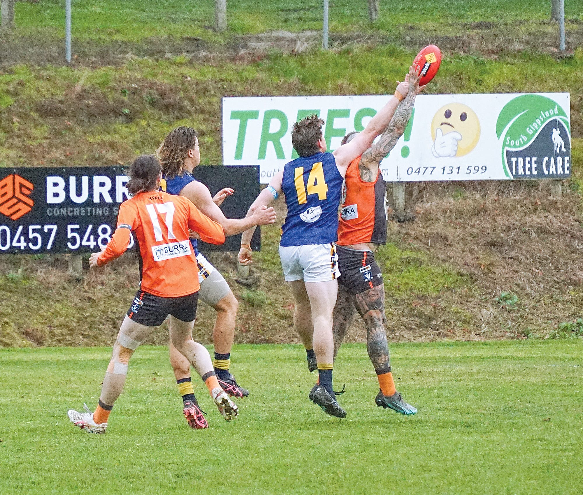 Jarvis Pryor spoils Korumburra-Bena’s Ryan Gillis. ns17_3025
