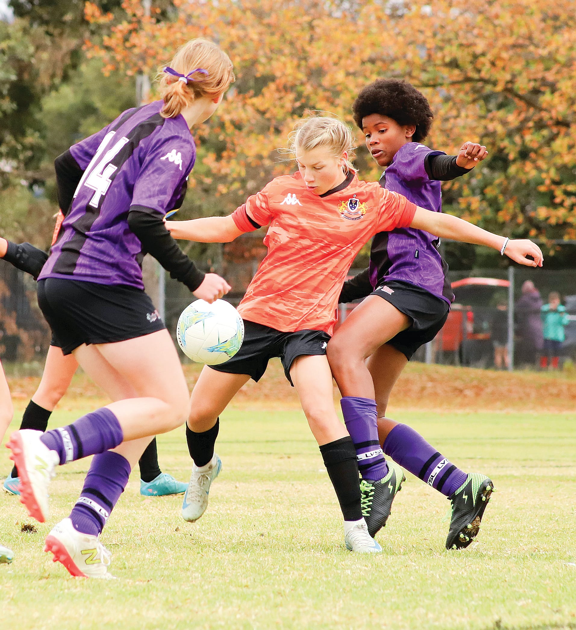 U14 Girls player Hannah Titmarsh protects possession from her Latrobe opponent.