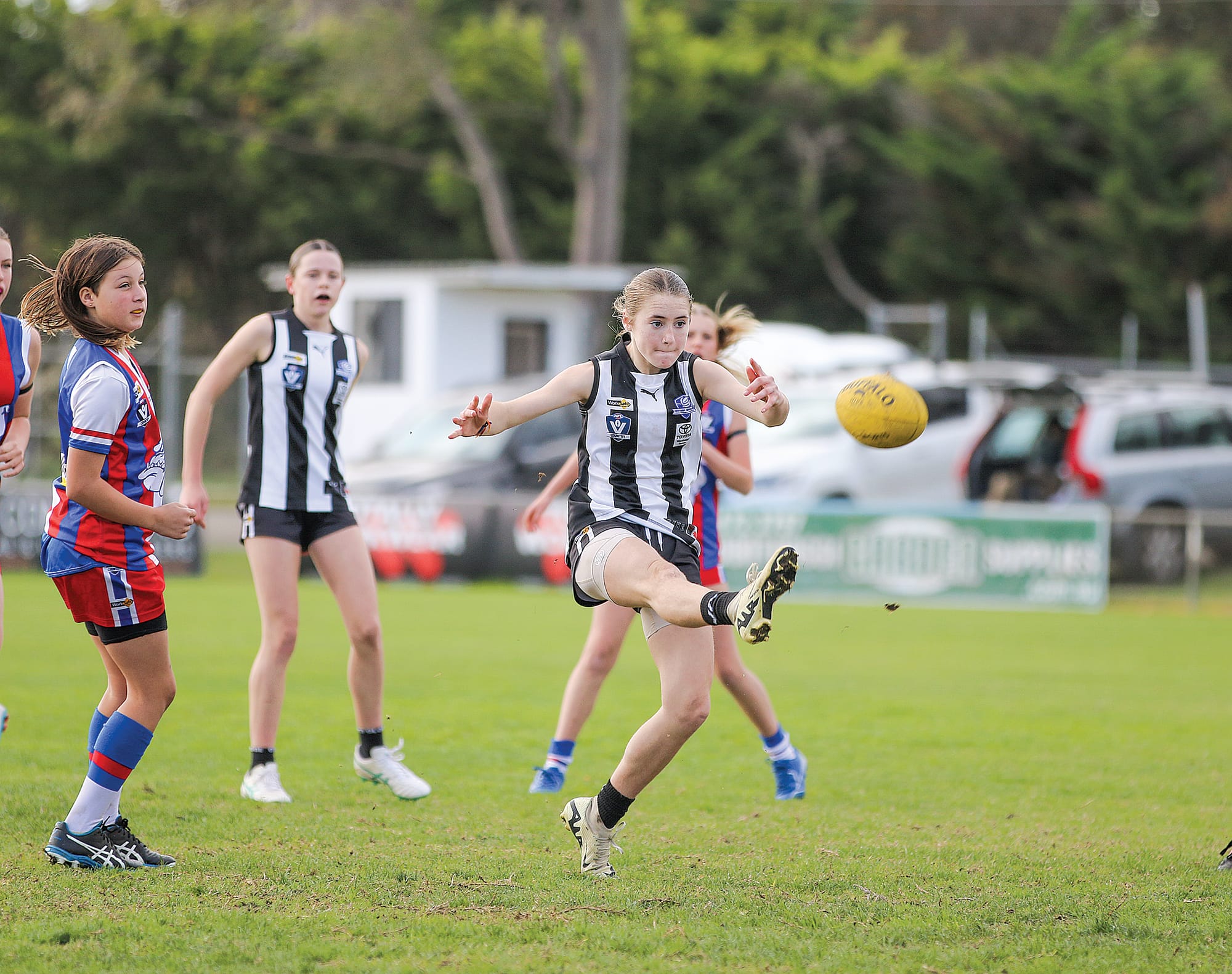 Magpies and Bulldogs celebrate girls’ footy
