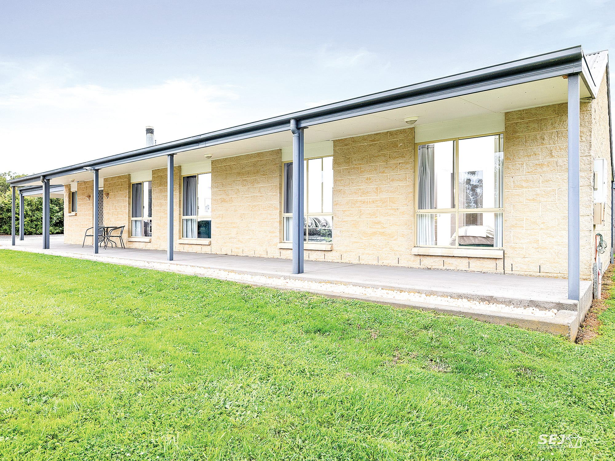 Horses, cattle, lifestyle, this property is ideal!