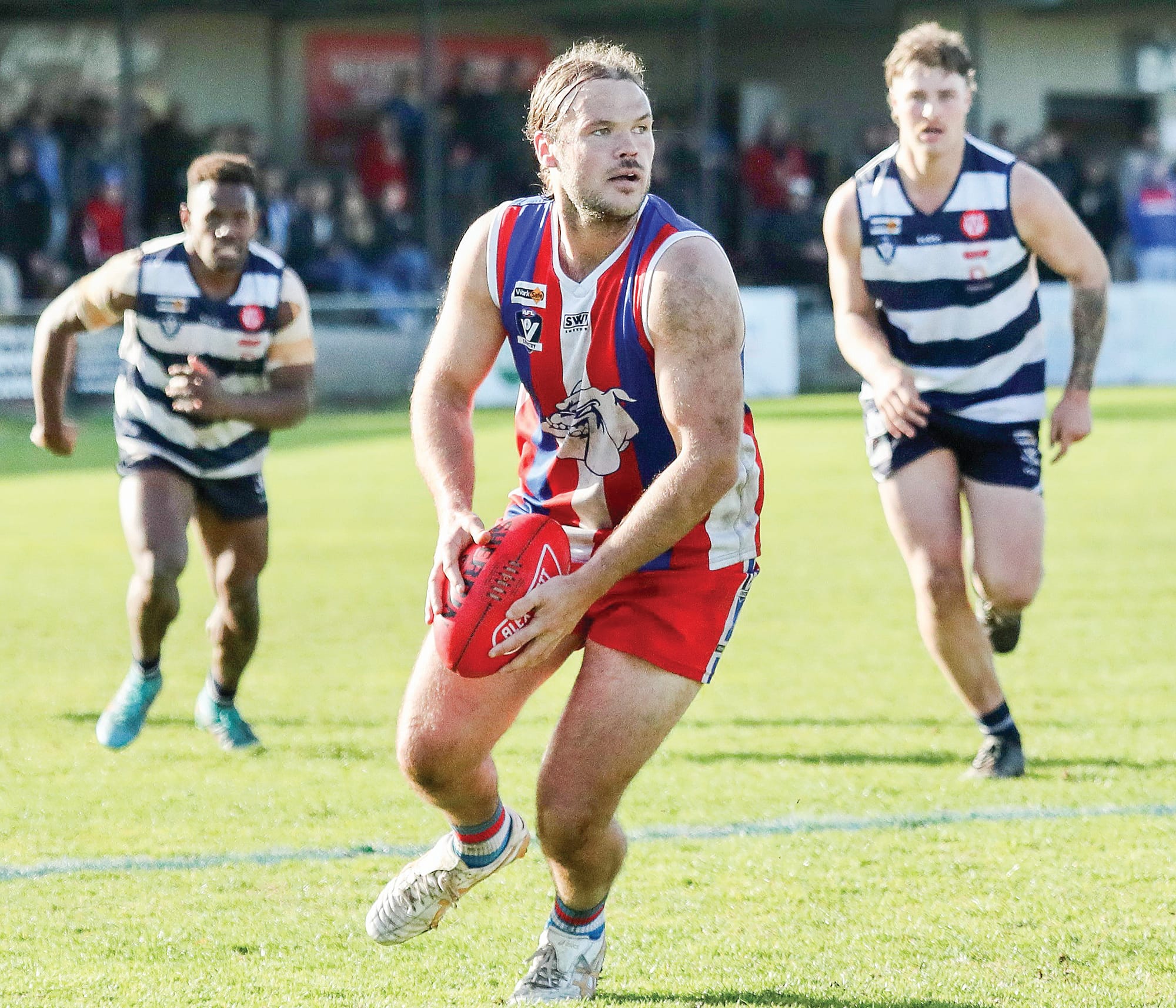 Jack Taylor takes the ball up the field in Saturday’s clash against the Goons. Photos: Carol Ratcliff.