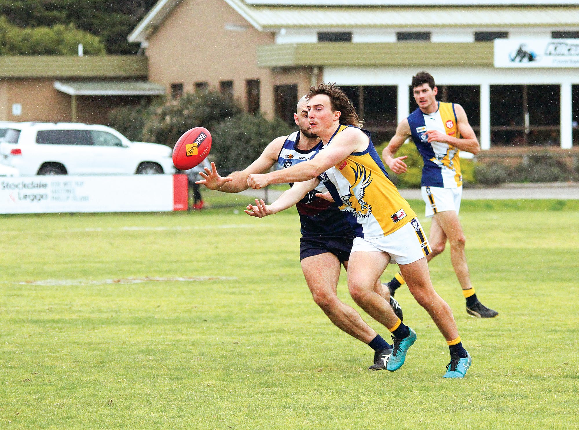 Mitch Hewitson looks to dispose of the ball by hand for IK. B09_3022