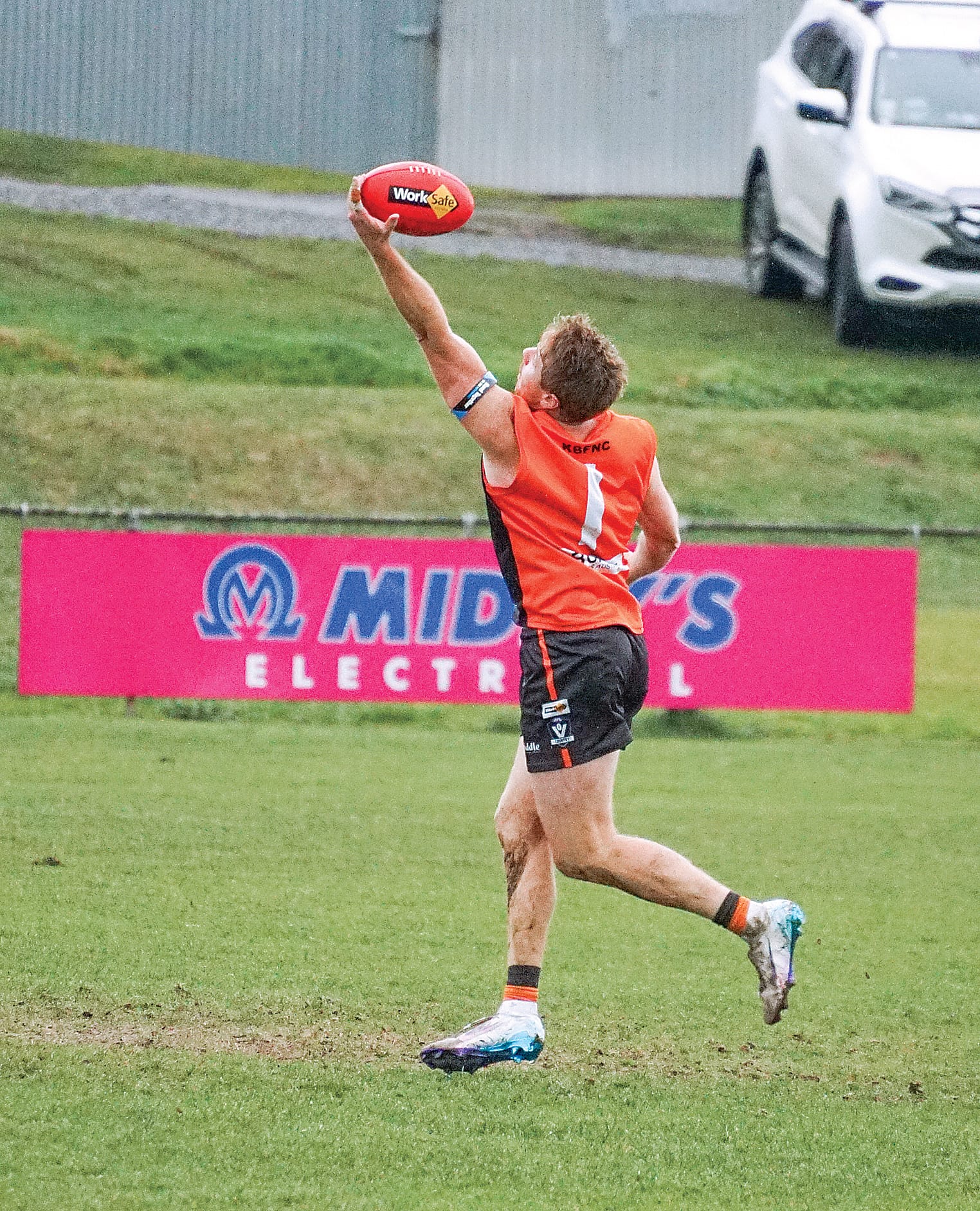 Matthew Borschman takes a tight mark. ns16_3025