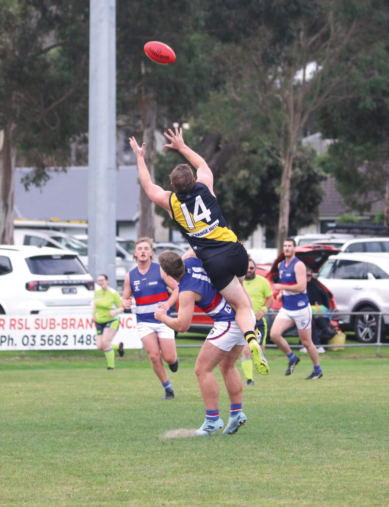 Tom Bartholomew goes up for a great specky but it slips through his hands. ob18_2624