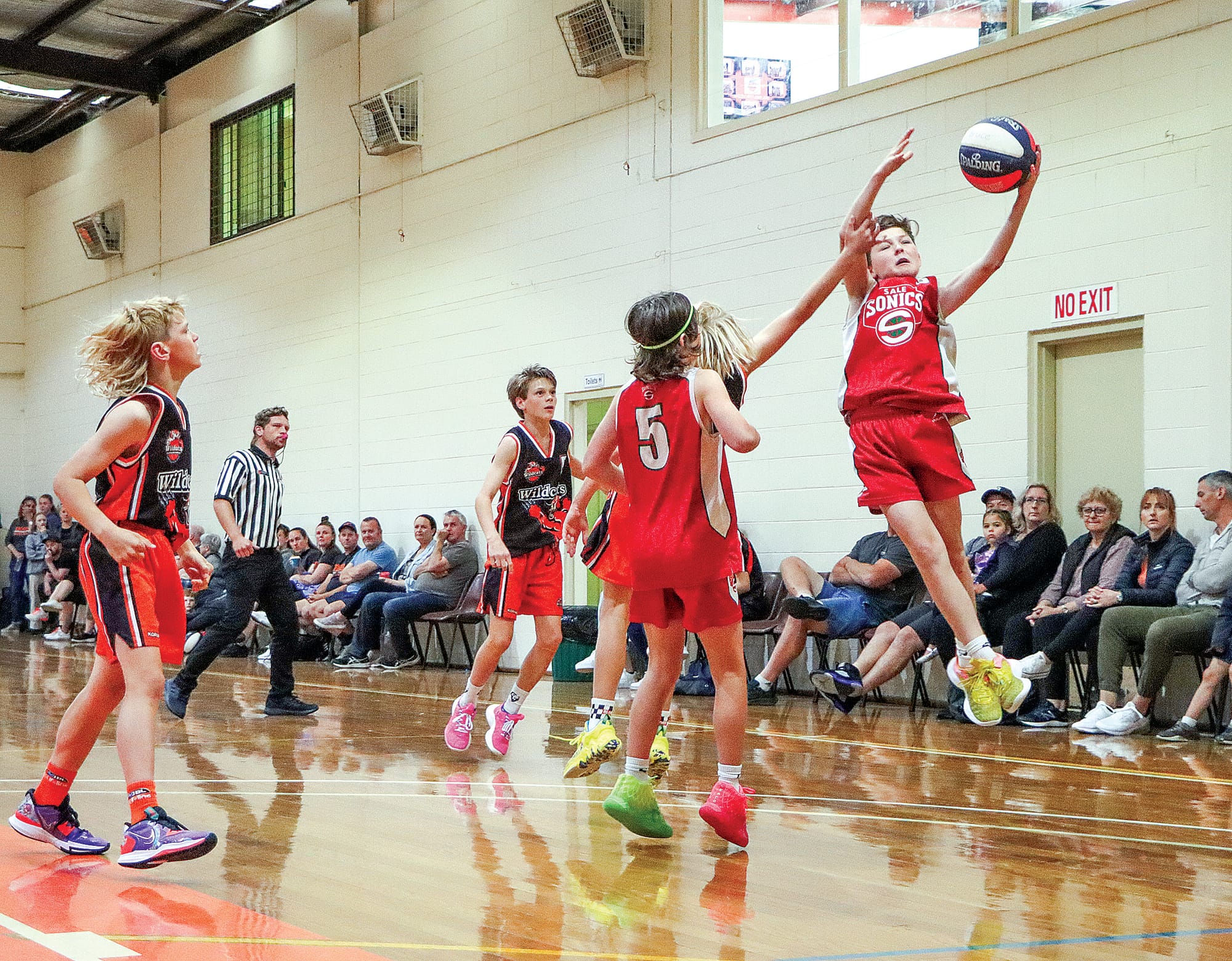 Cooper Hole demonstrates his athleticism for Sale Sonics during their Under 14A win over Korumburra. A53-4322