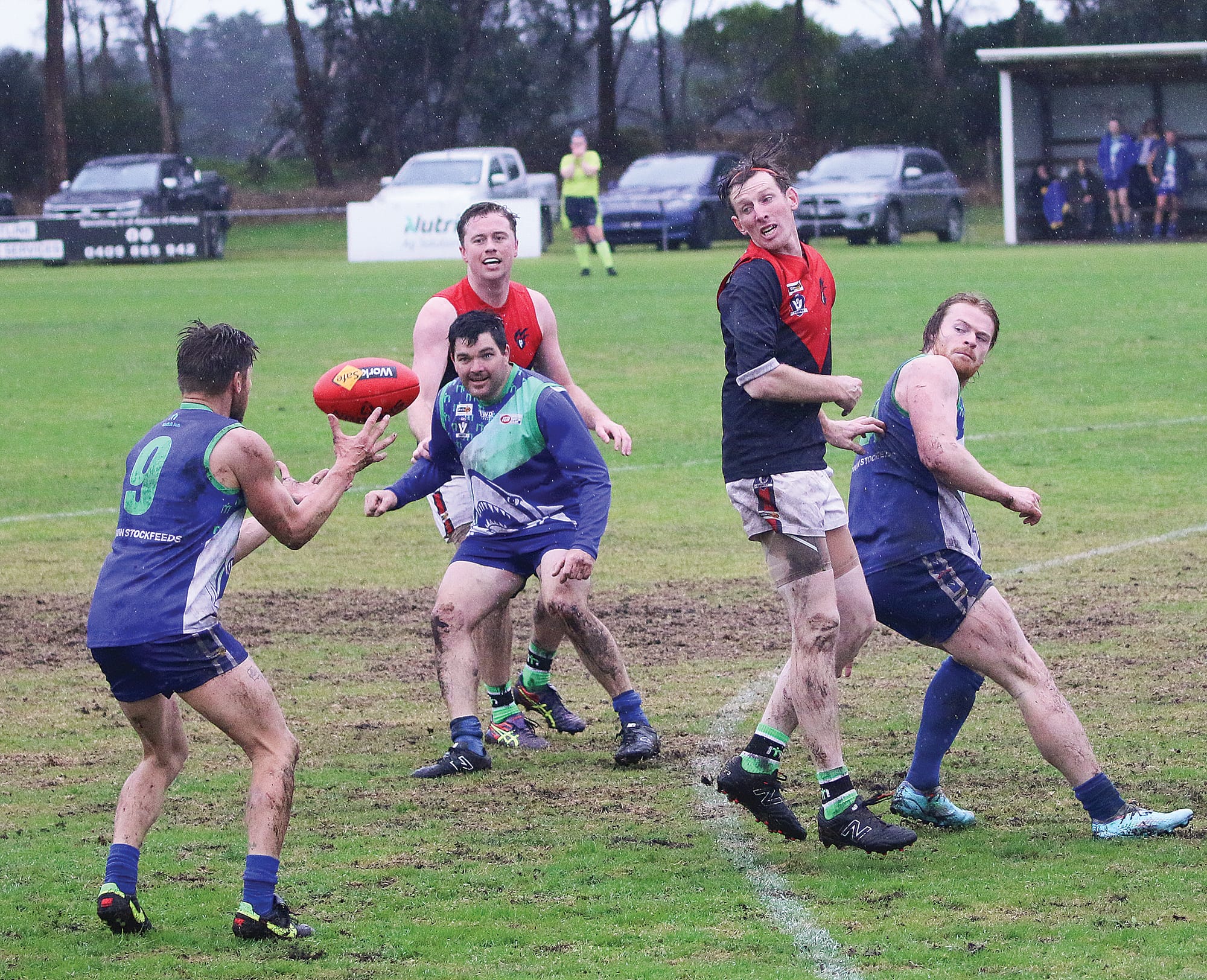 Jason Kennedy secures a handball out of the pack from his teammate. ob03_3124
