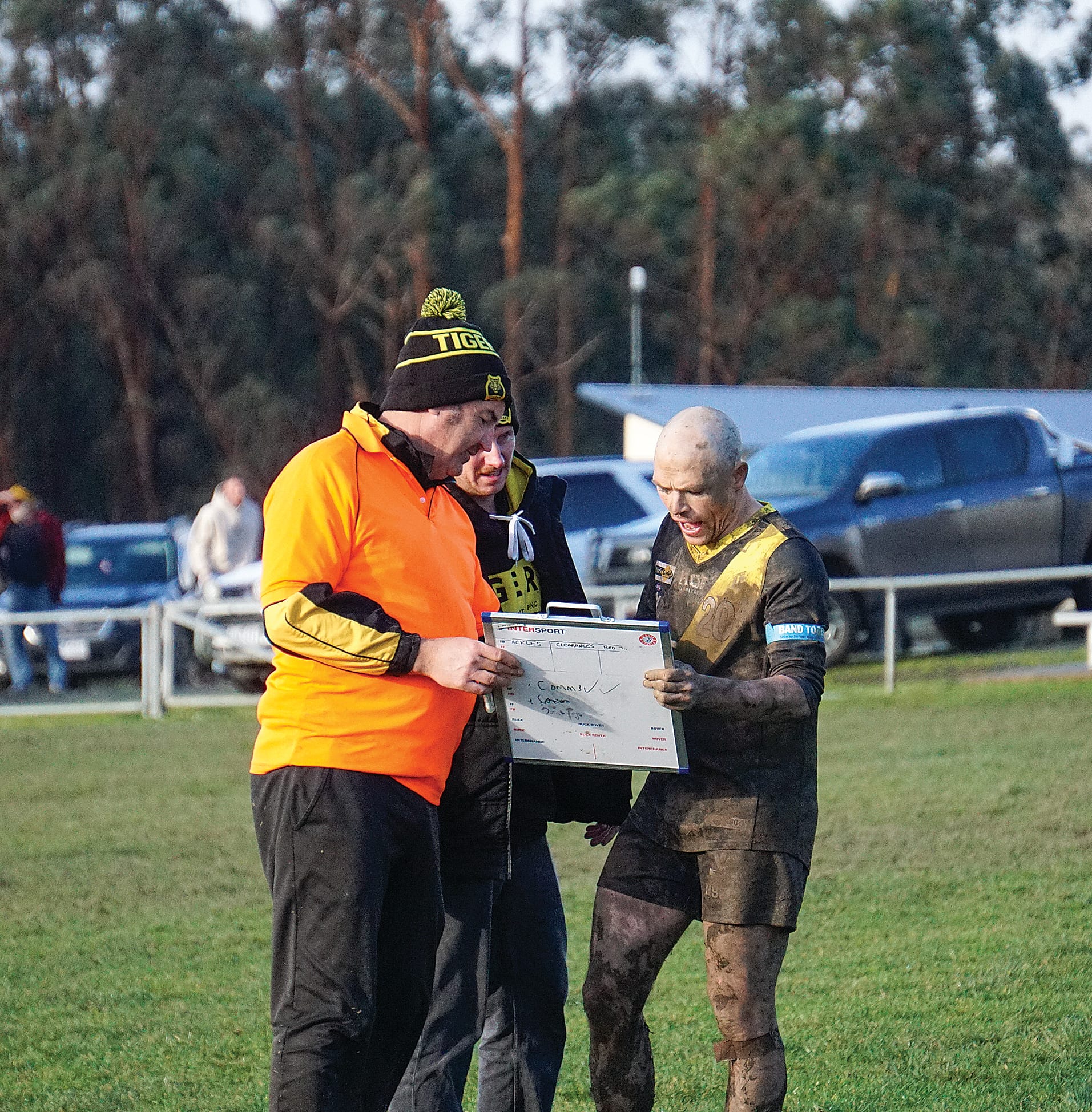 Damien Turner makes the final preparations before the last quarter. Ns33_3024