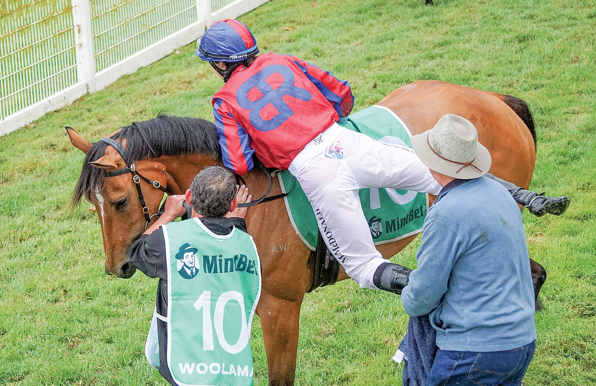 Melinda McDonald receives a helping hand onto Rivers Reward. Ns12_4923