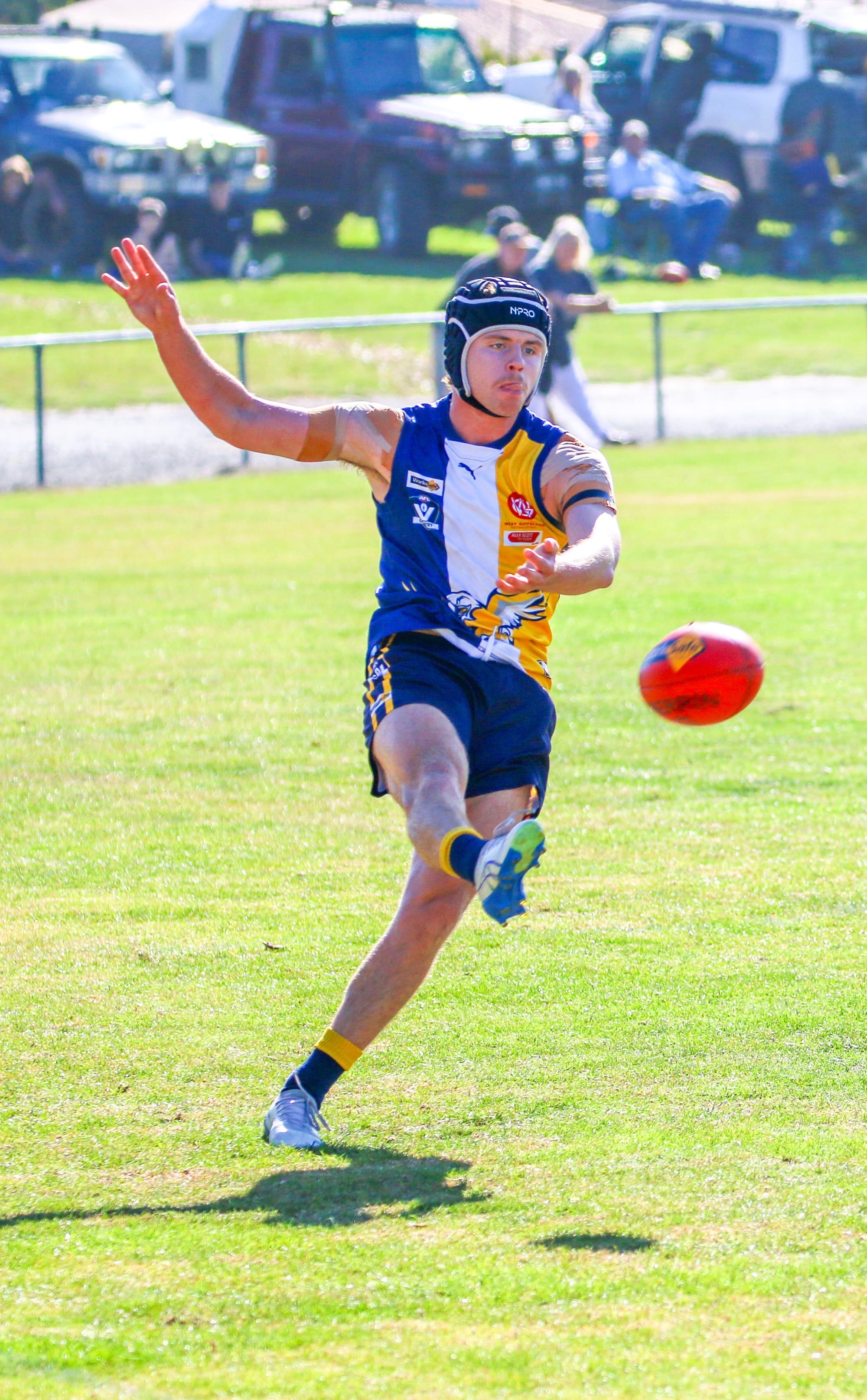 Free of opponents, Rem Dal Pozzo passes it confidently down the line.  ob55_1525