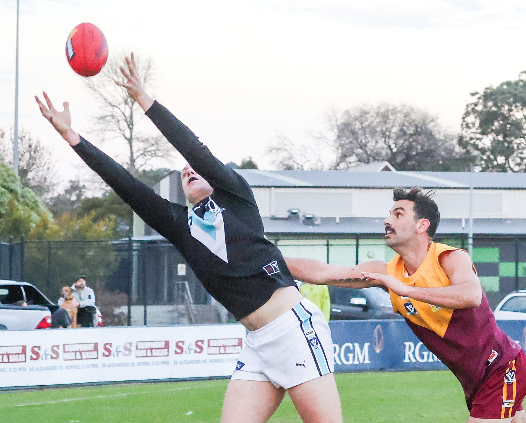 Surely, that’s hands in the back, umpire? At a crucial stage, this push in the back wasn’t paid to Wonthaggi’s Cooper McInnes and the moment was lost.