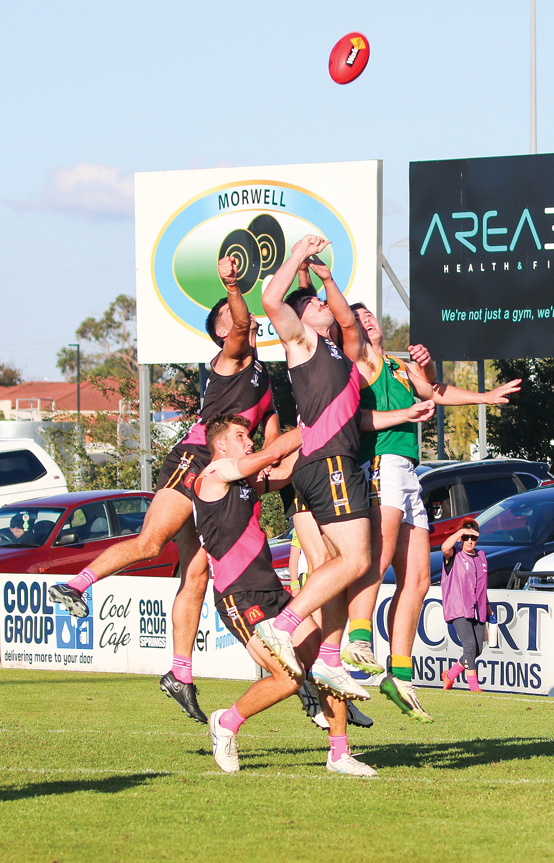 It’s up for the mark in front of Parrots goals in a tight game. ob29_1925