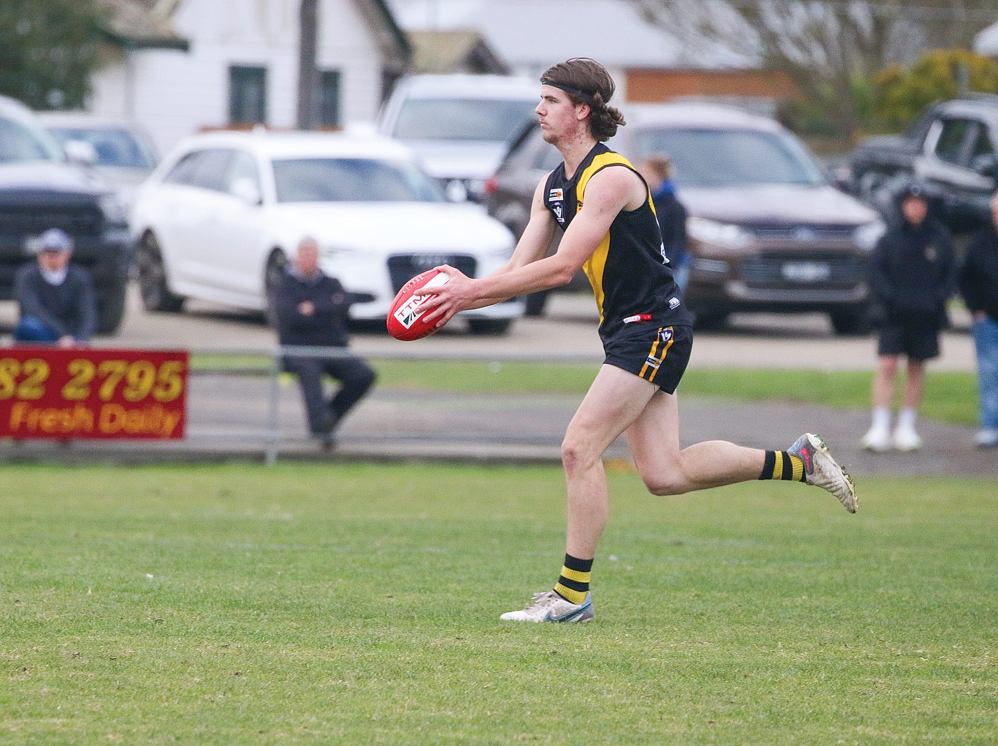 Jack Rathjen boots it through the goals. ob14_2624