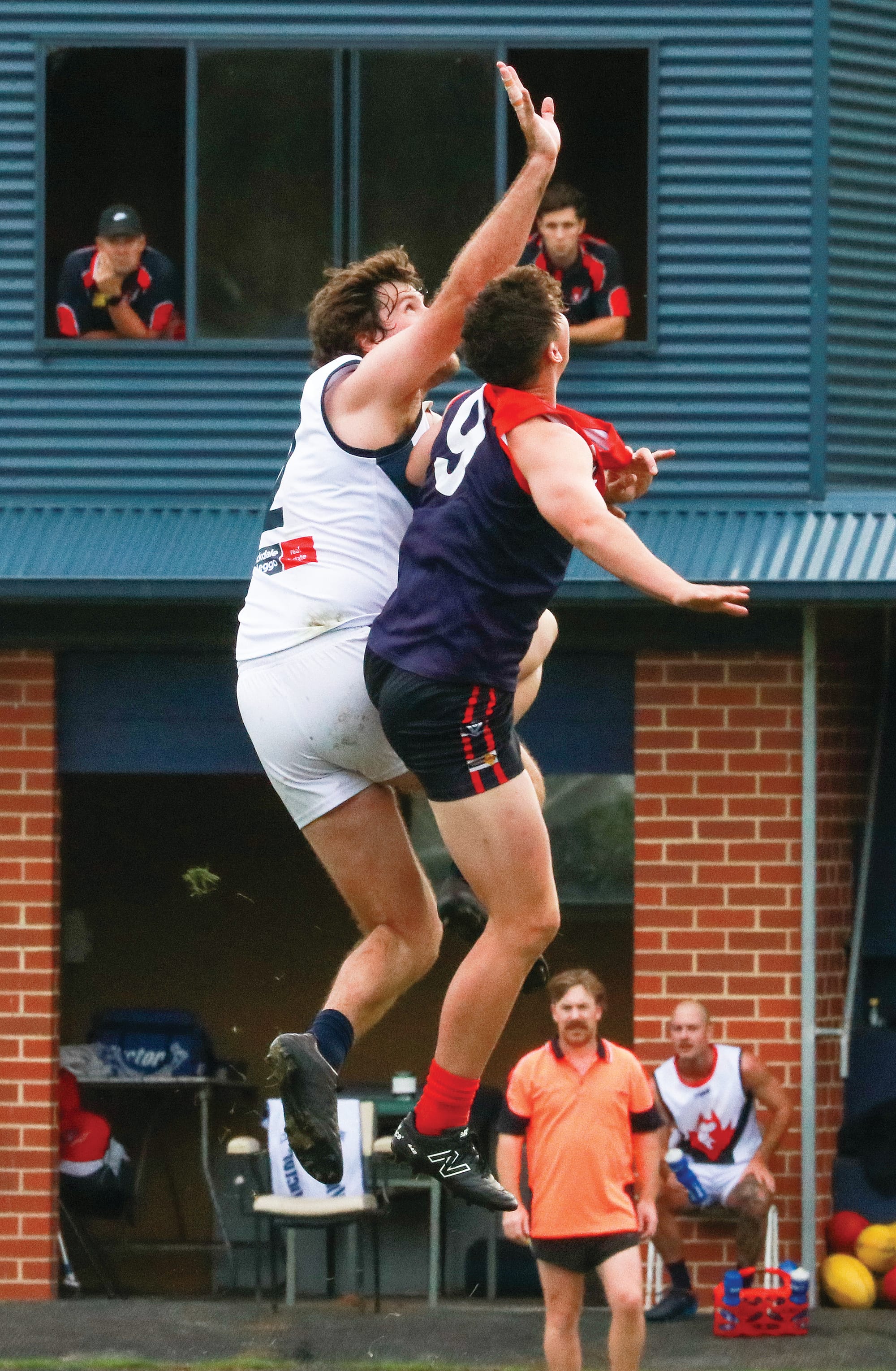 Michael Smith wins the ruck contest for MDU against Boolarra