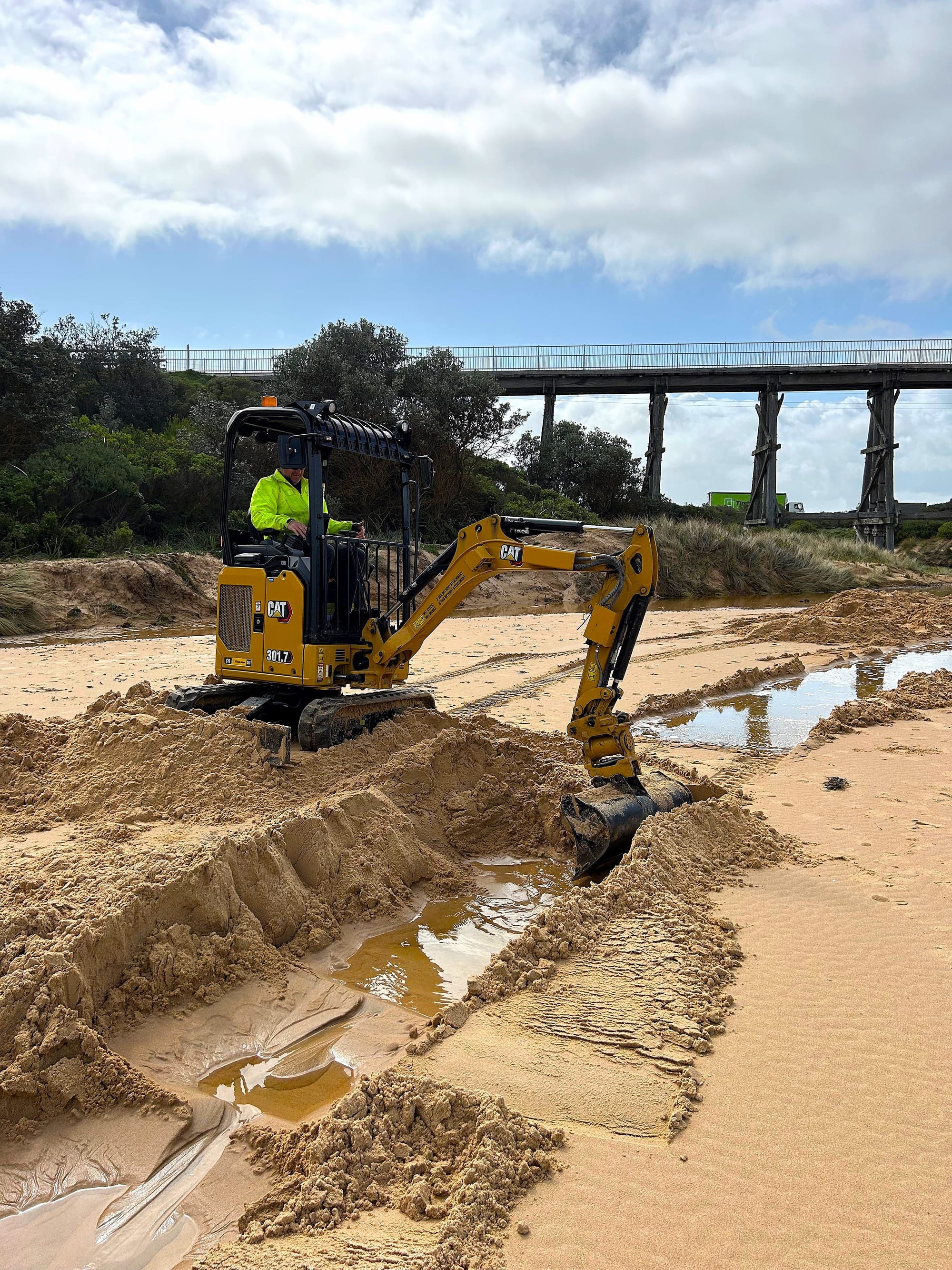 The estuary closed due to large swells creating a sandbar, blocking the entrance and causing water to back up to the road level on Bass Highway, Kilcunda. This led to an urgent intervention. 