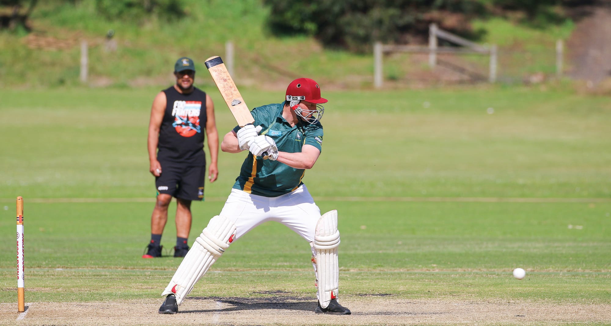 Leongatha Town’s Rob Eddy gets ready to play his shot against OMK on Saturday. 