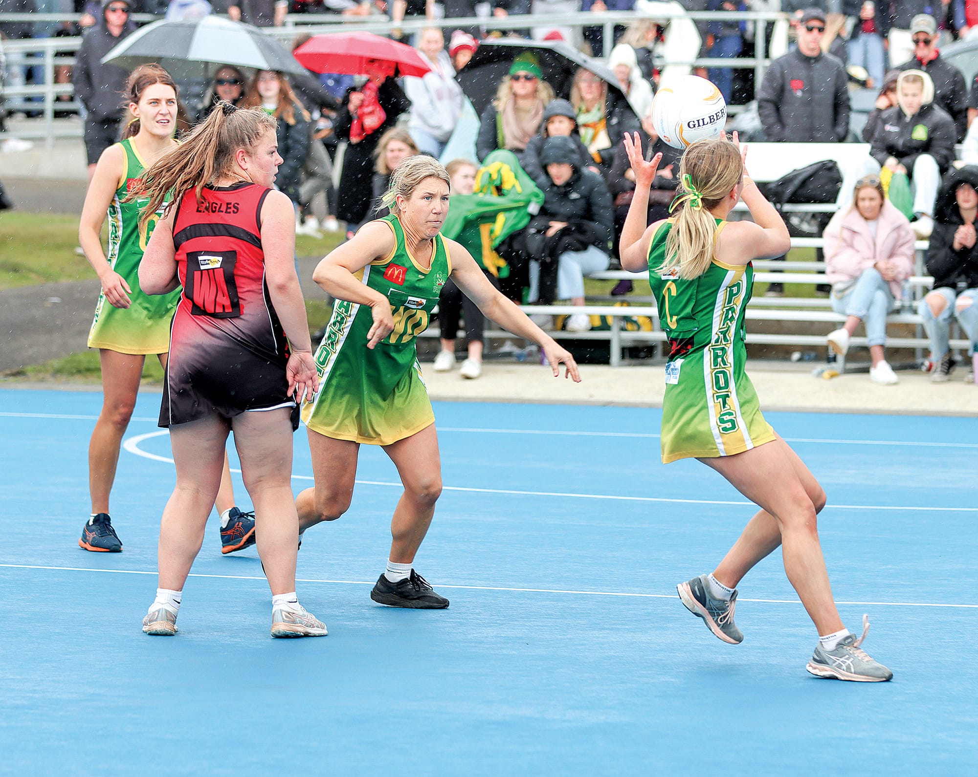 Izabelle Grabham-Andrews gets set to take possession during her best on court performance for the Parrots in their C Grade win. A22_3822