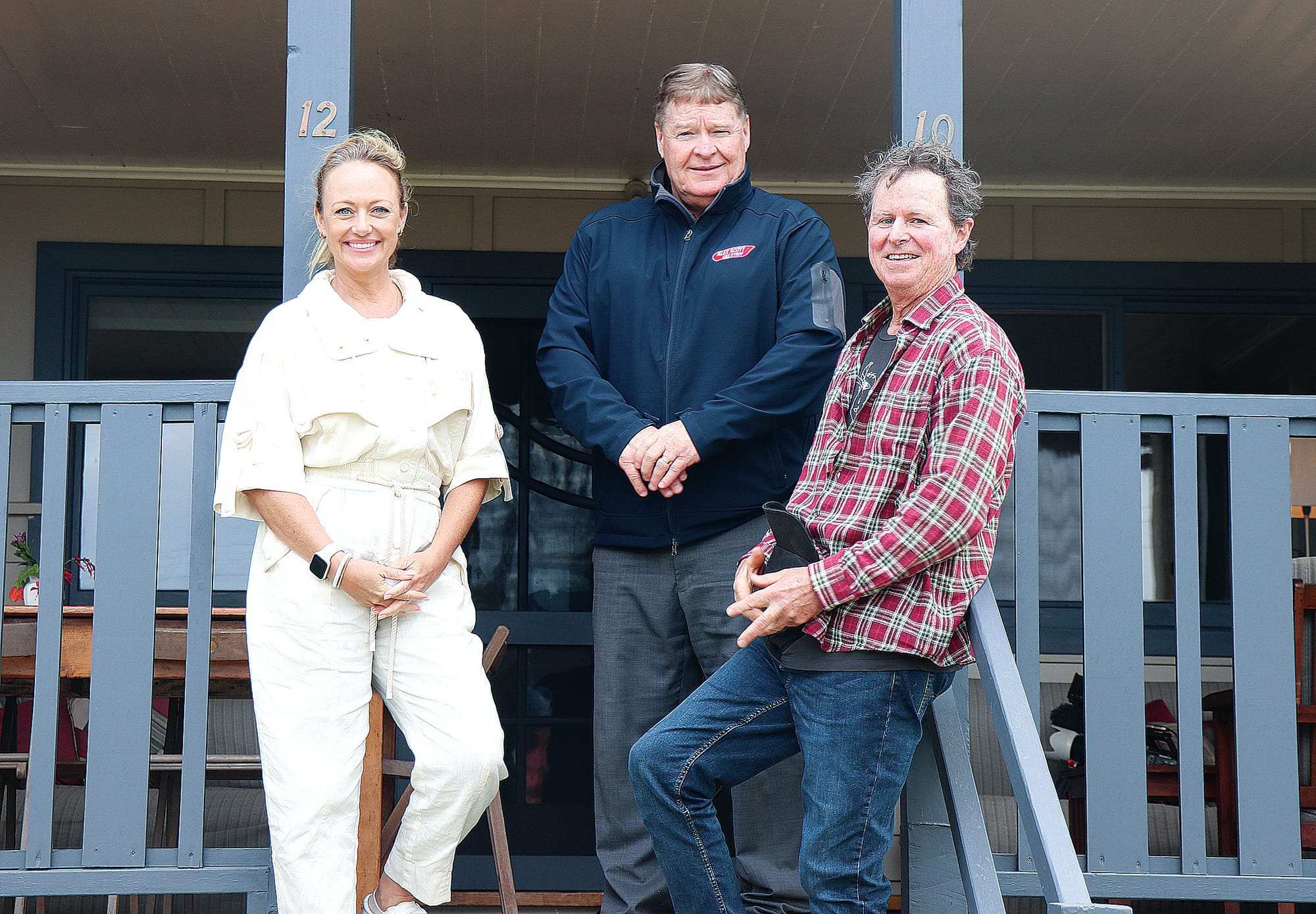 Host of Beach House Hunters Australia Shelley Craft was warmly welcomed to the Surf Beach home by Alex Scott & Staff Sales Manager Brian Silver and homeowner Simon Adams. Z01_1623