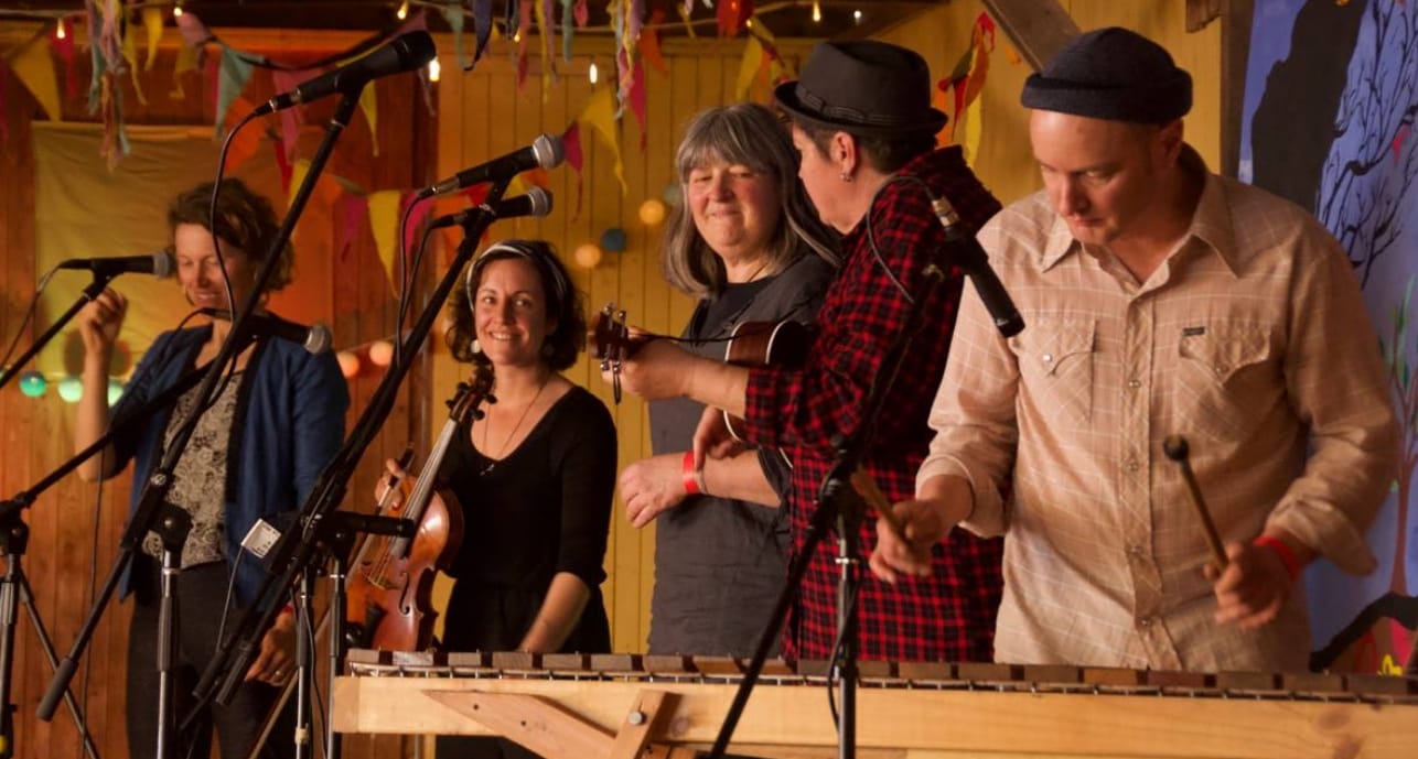 Three Band Bill bringing live acoustic harmonies to Meeniyan