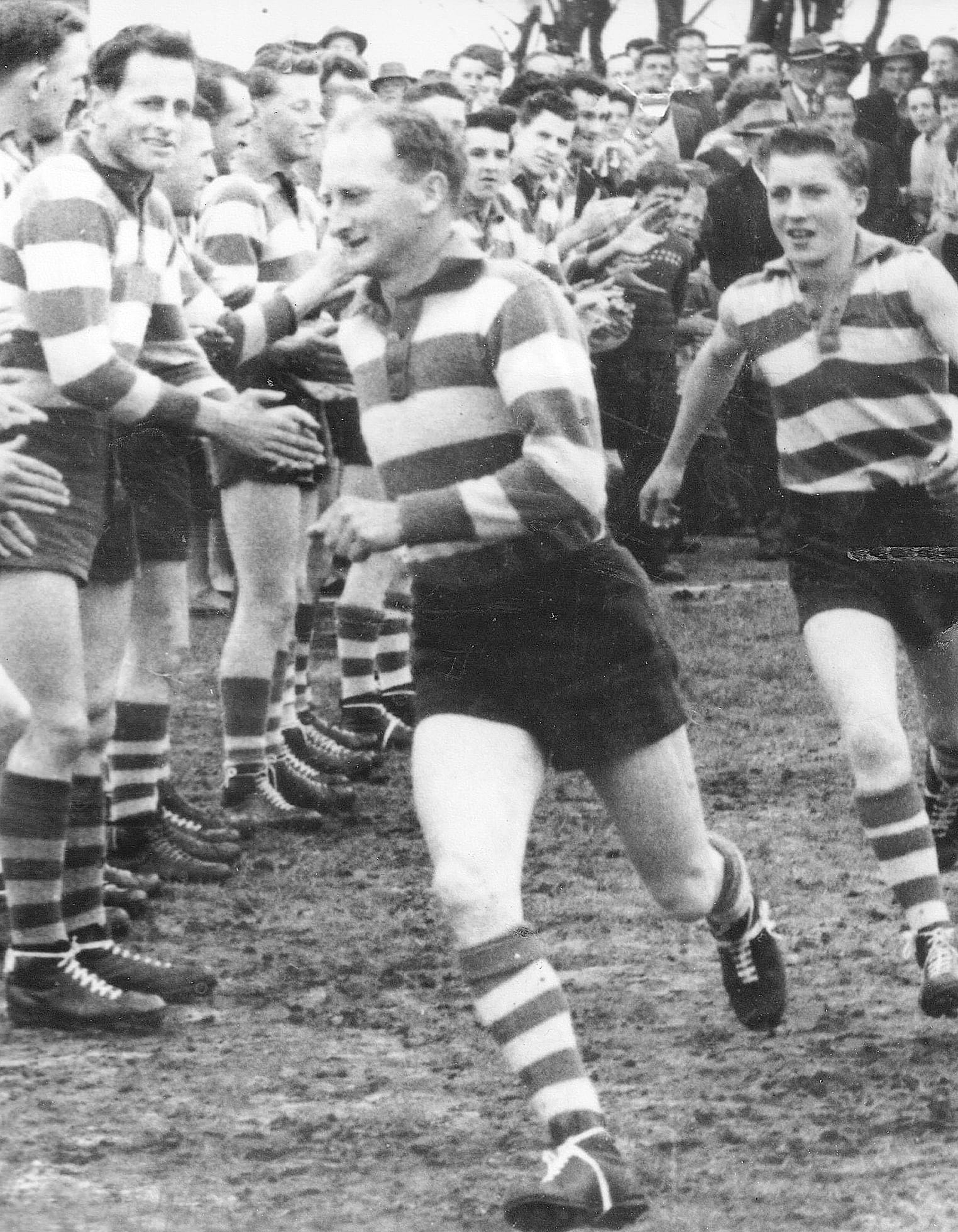 Alan running onto the ground to receive his 1960 Kerslake medal on grand final day.