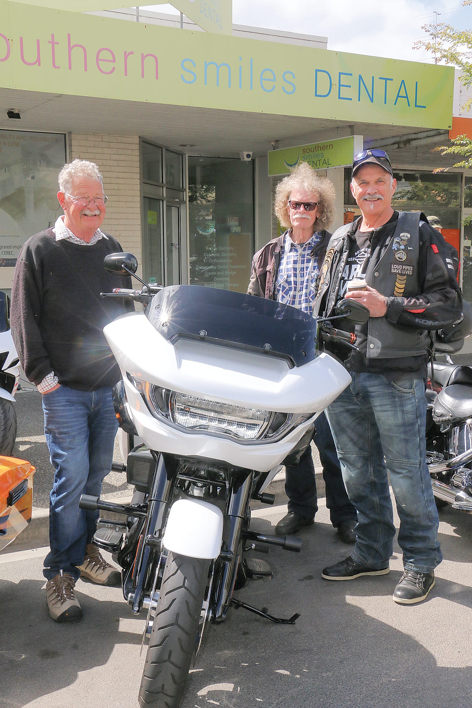 Leongatha’s Lindsay Powney and John Moore were admiring Jim Baum’s Harley Davidson road bike. Tk26_4224