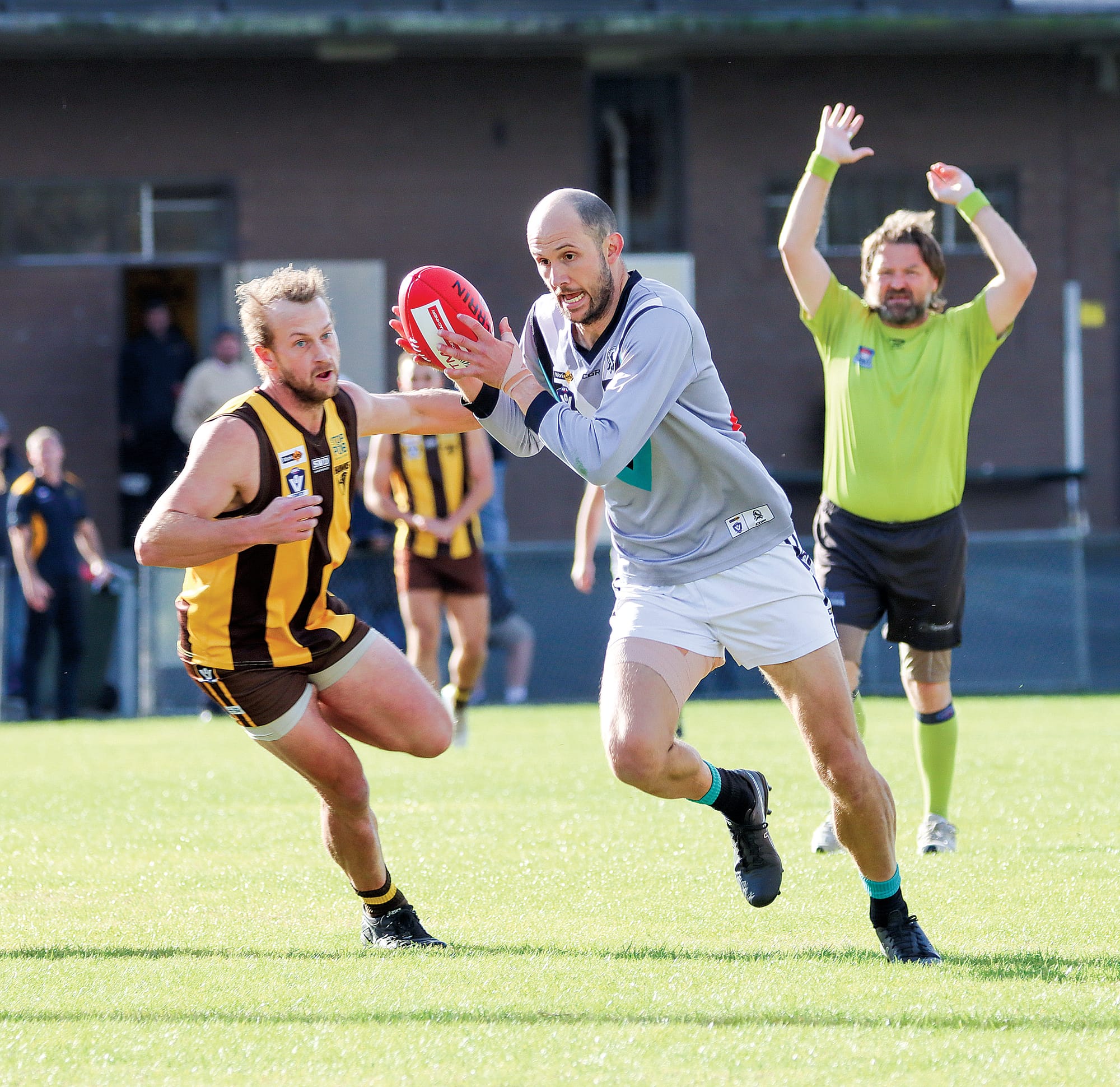 Jack Weston bursts clear for Toora against Morwell East. A24_2125