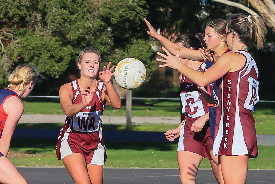 Stony Creek makes the pass under pressure. Photo: Gerard Bruning