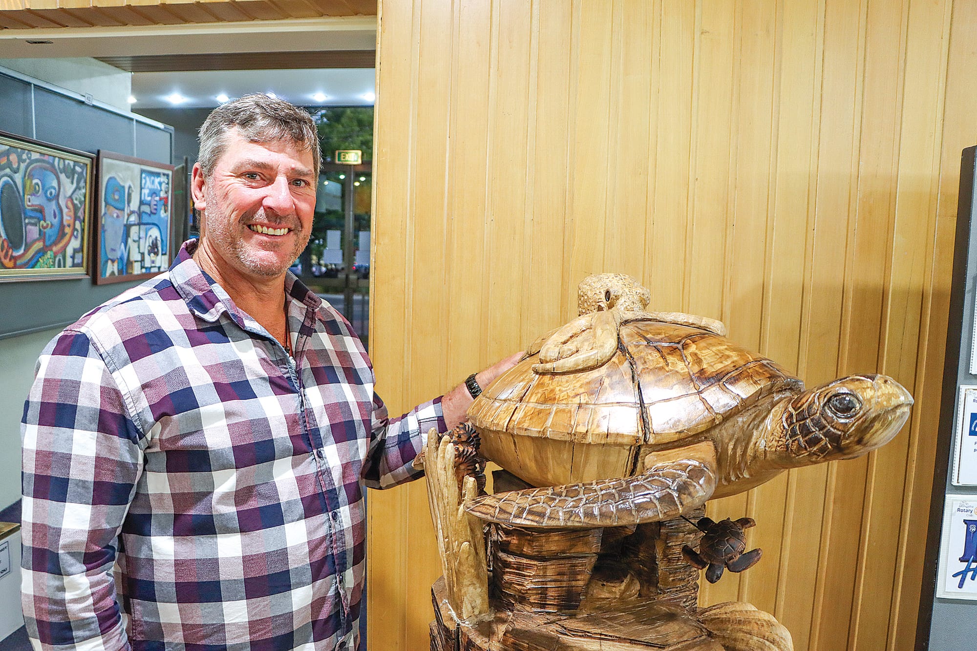 Leongatha chainsaw artist Andrew Noble with his stunning piece ‘Under the Sea’. A11_0325
