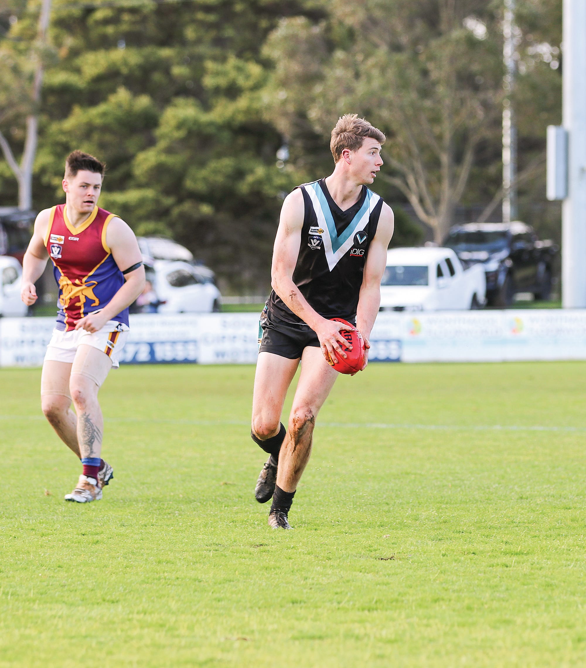 Toma Huther kicks straight across to keep the ball out of Moe’s forward line in the second half. Z45_3422 