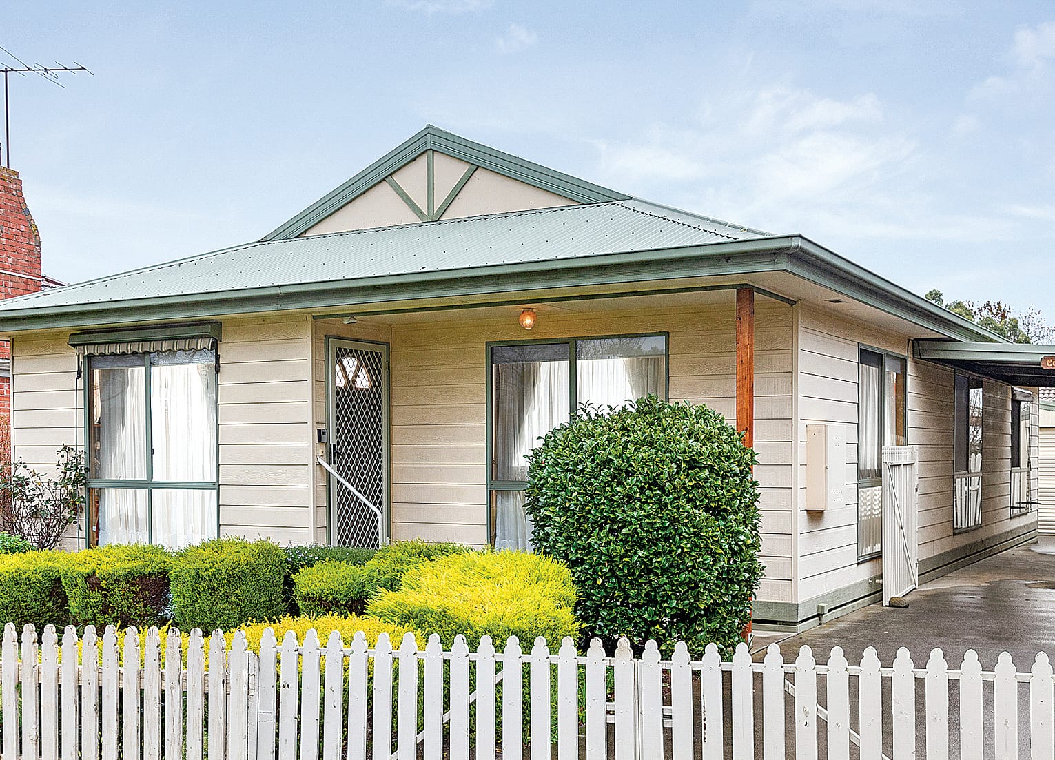 Low maintenance living close to all amenities