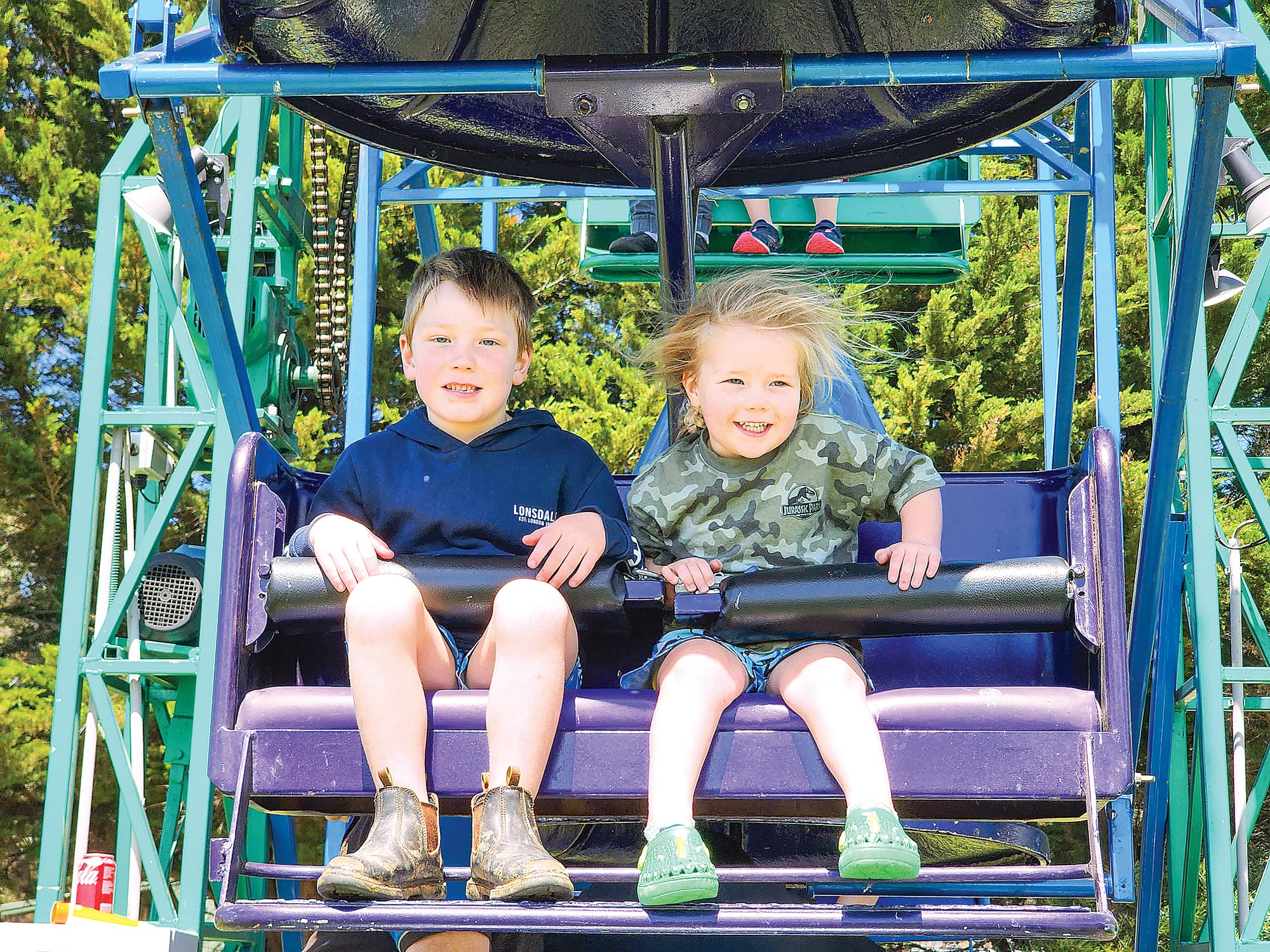 Kash and Finn of Leongatha enjoyed a spin on the Ferris Wheel.