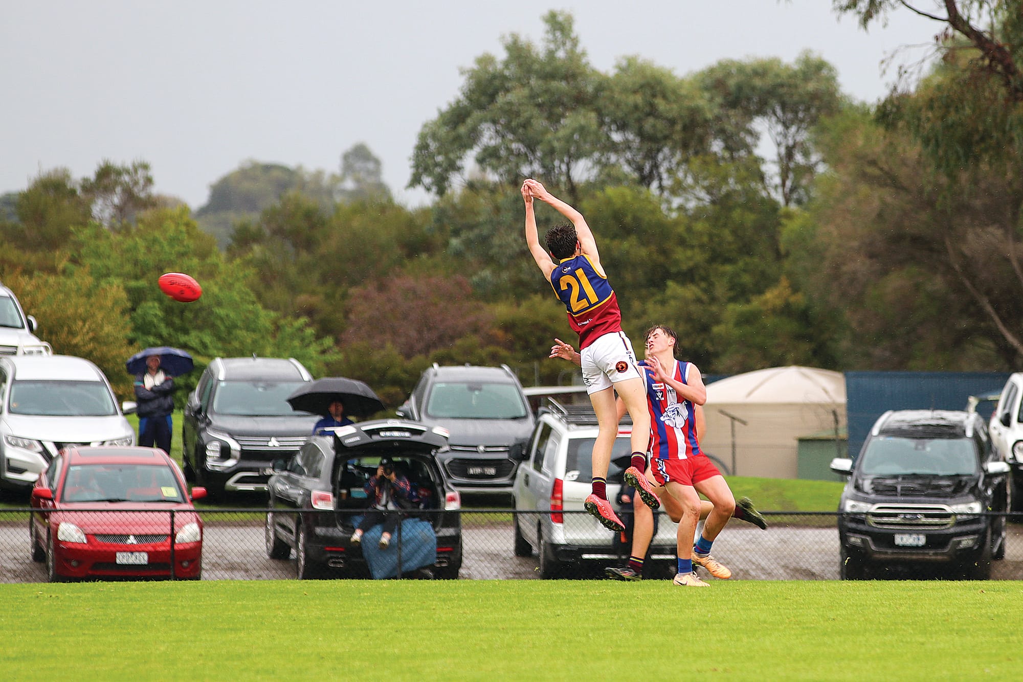 Warragul’s John Huggins in the grand final against Phillip Island bulldogs. Z11_3824