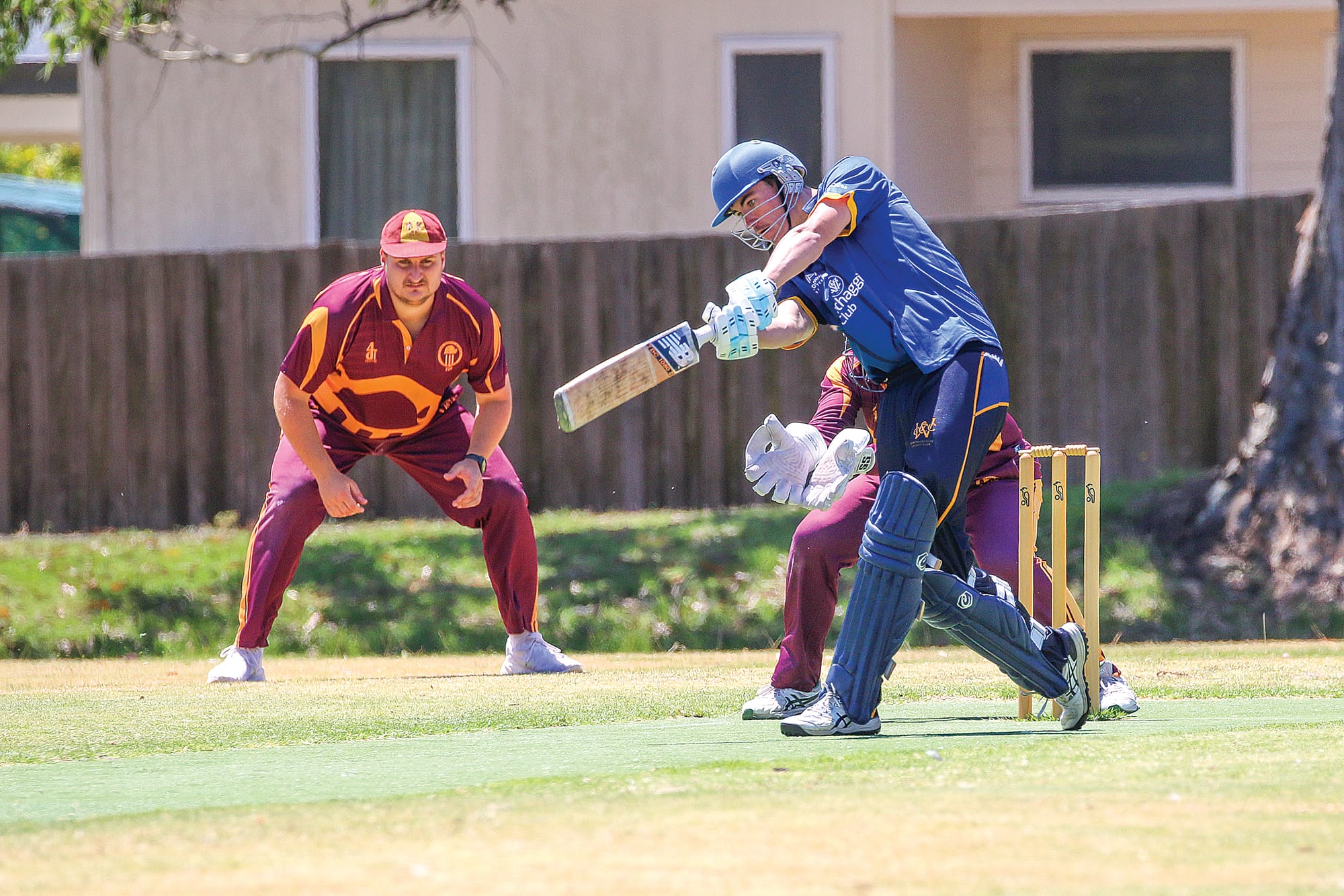 Jai Williamson slogs another one, making a total of 16 runs. ob18_0325