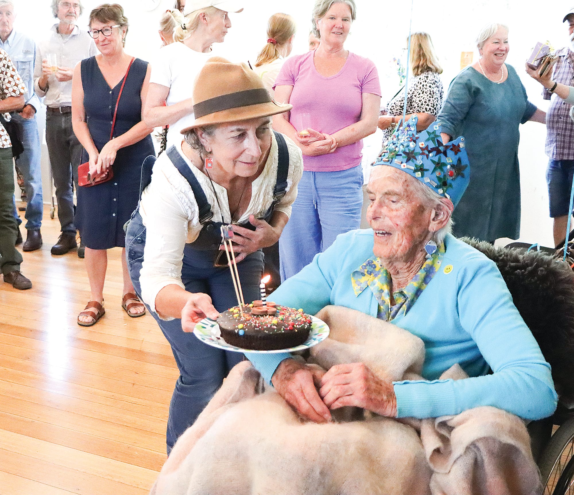 Isabel Whyte presents her mum Mary Grace with a cake for her 99th birthday. A02_1325