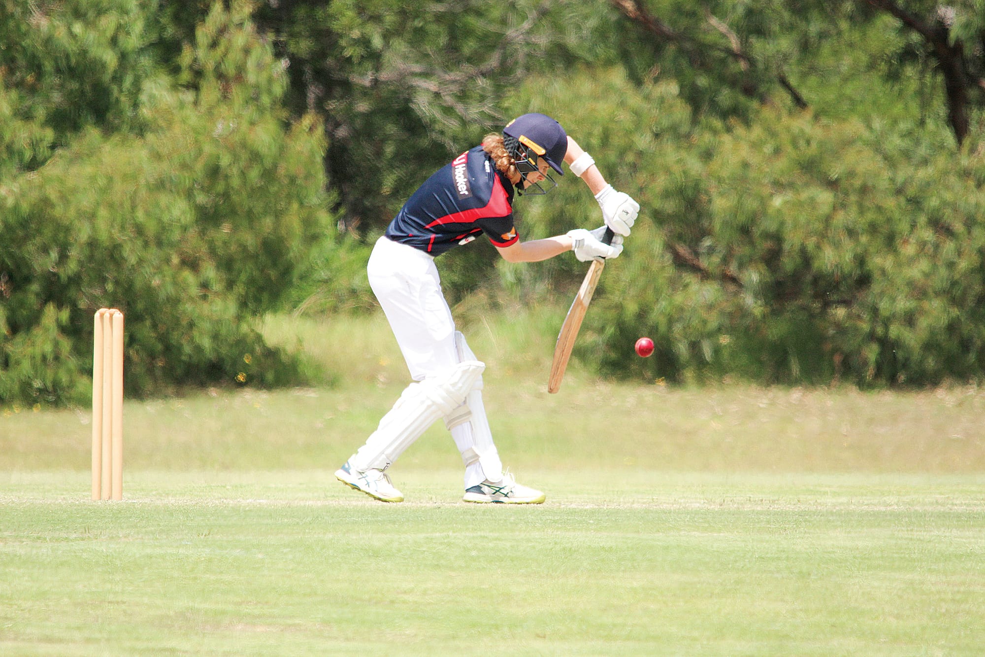 Stingrays young gun Riley Harris defends on his way to 42 in his side’s win. B03_0423