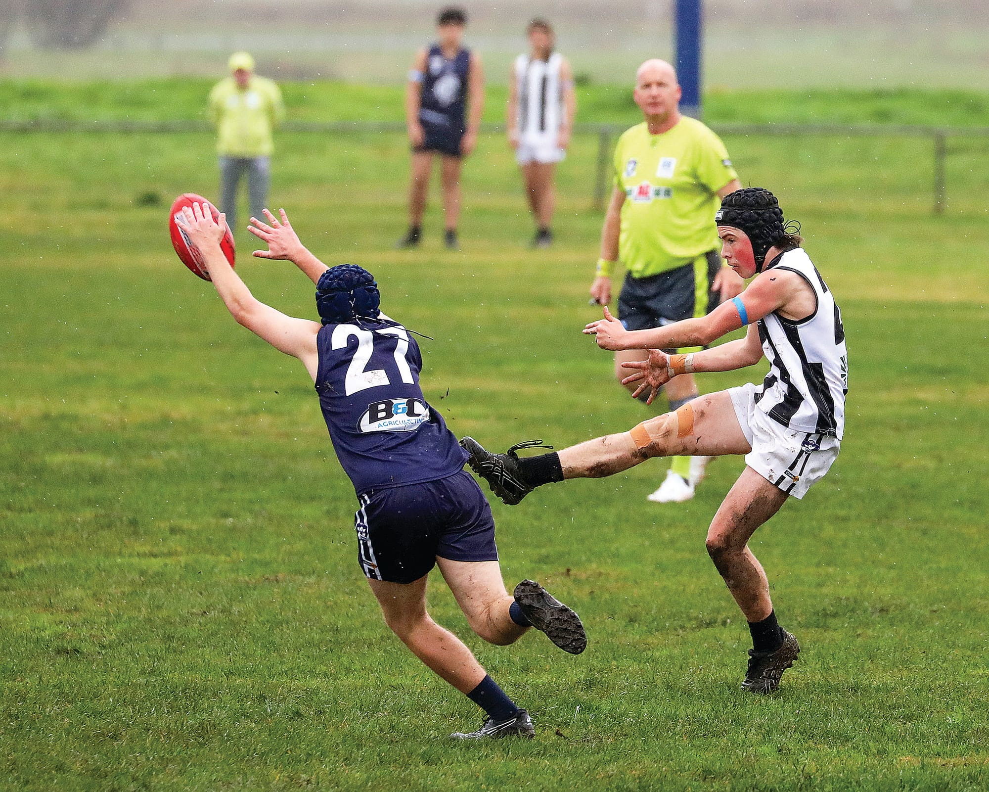 Jett Blackwood launches the ball to goal in the U18s. Photo: Jeff Tull. 