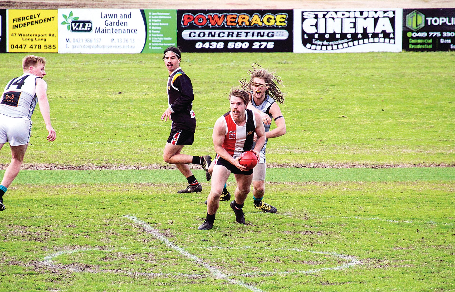 Jesse Heylen looks for a Saints teammate.