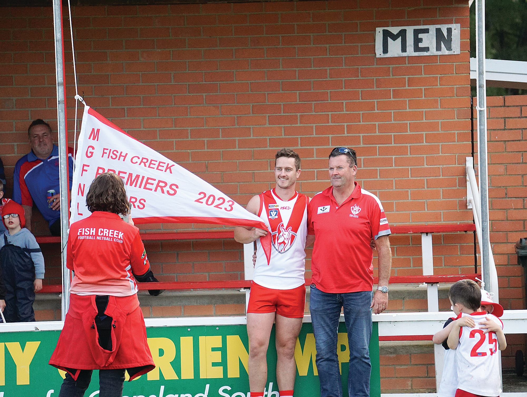 Fish Creek’s Jarrod Walker and Nick Shaw standing proudly with the club’s flag. Ns19_1624