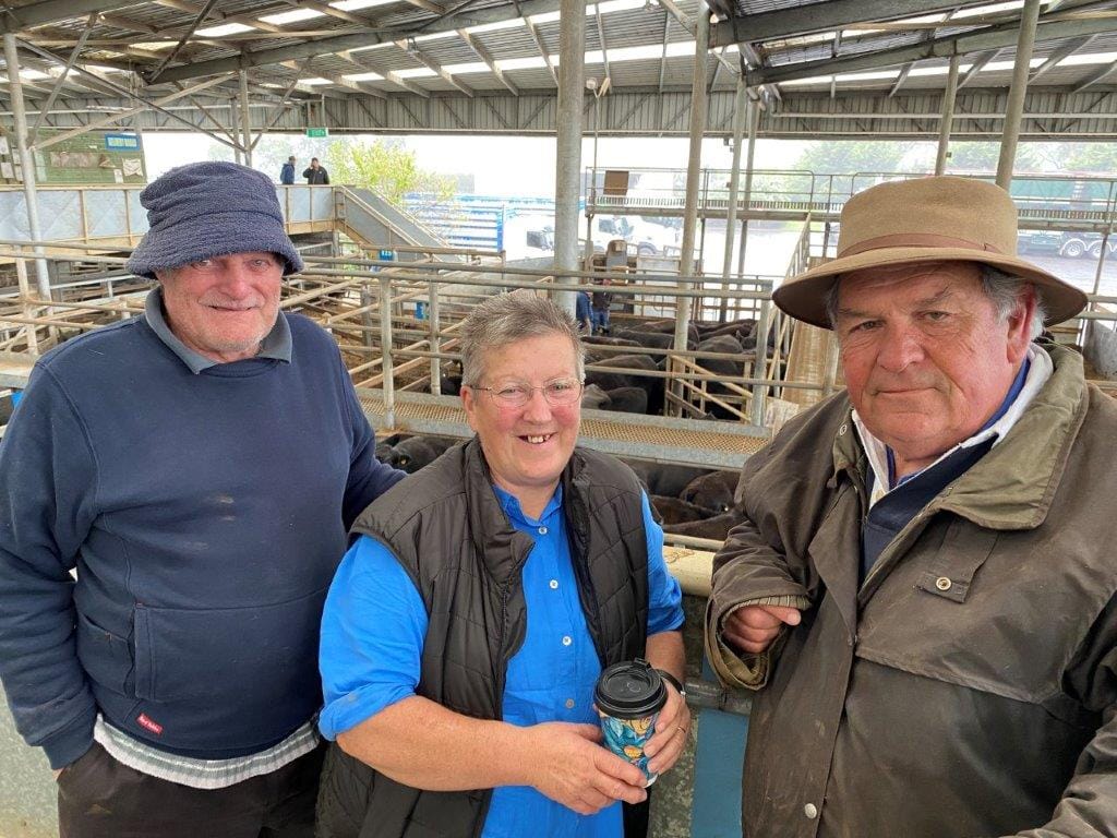 David Phelan of stockagents Phelan and Henderson chats with Woodside beef producers George and Lorraine Simmons.