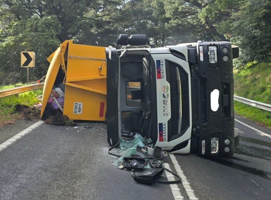 South Gippsland Highway blocked as truck rolls