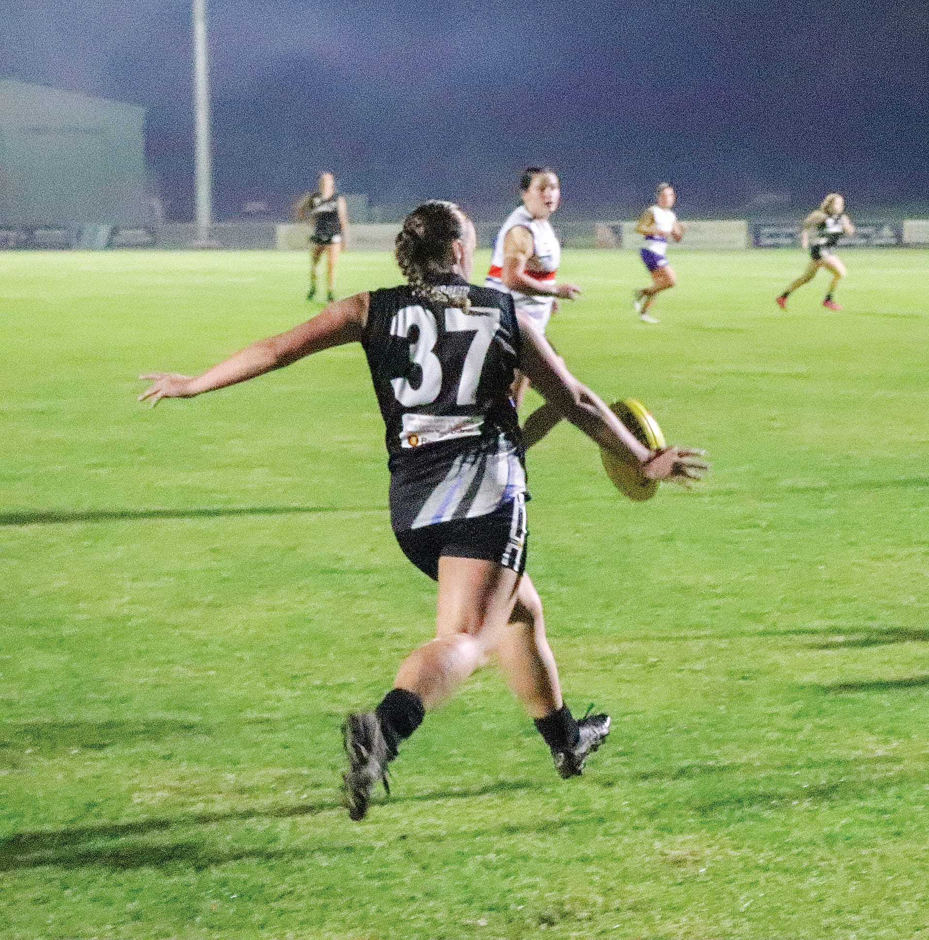 Juliette Townsend sends the ball forward.