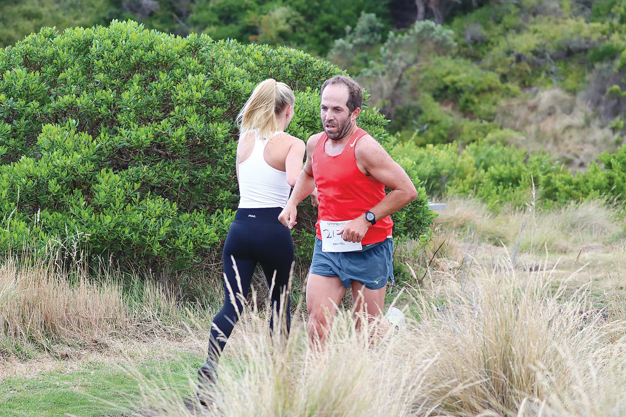 Daniel Furmston of Traralgon crosses paths with Jessica Barry of Berwick, with the former going on to finish second in the 21 kilometre event and the latter placing third over 5 kilometres. A26_0623