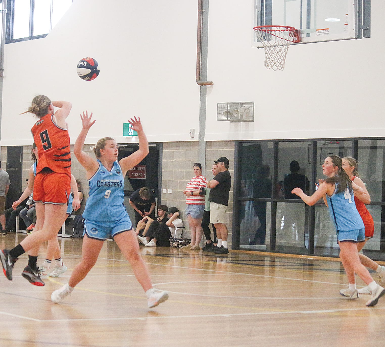 Chelsea Fox shoots for another point. ob62_4324