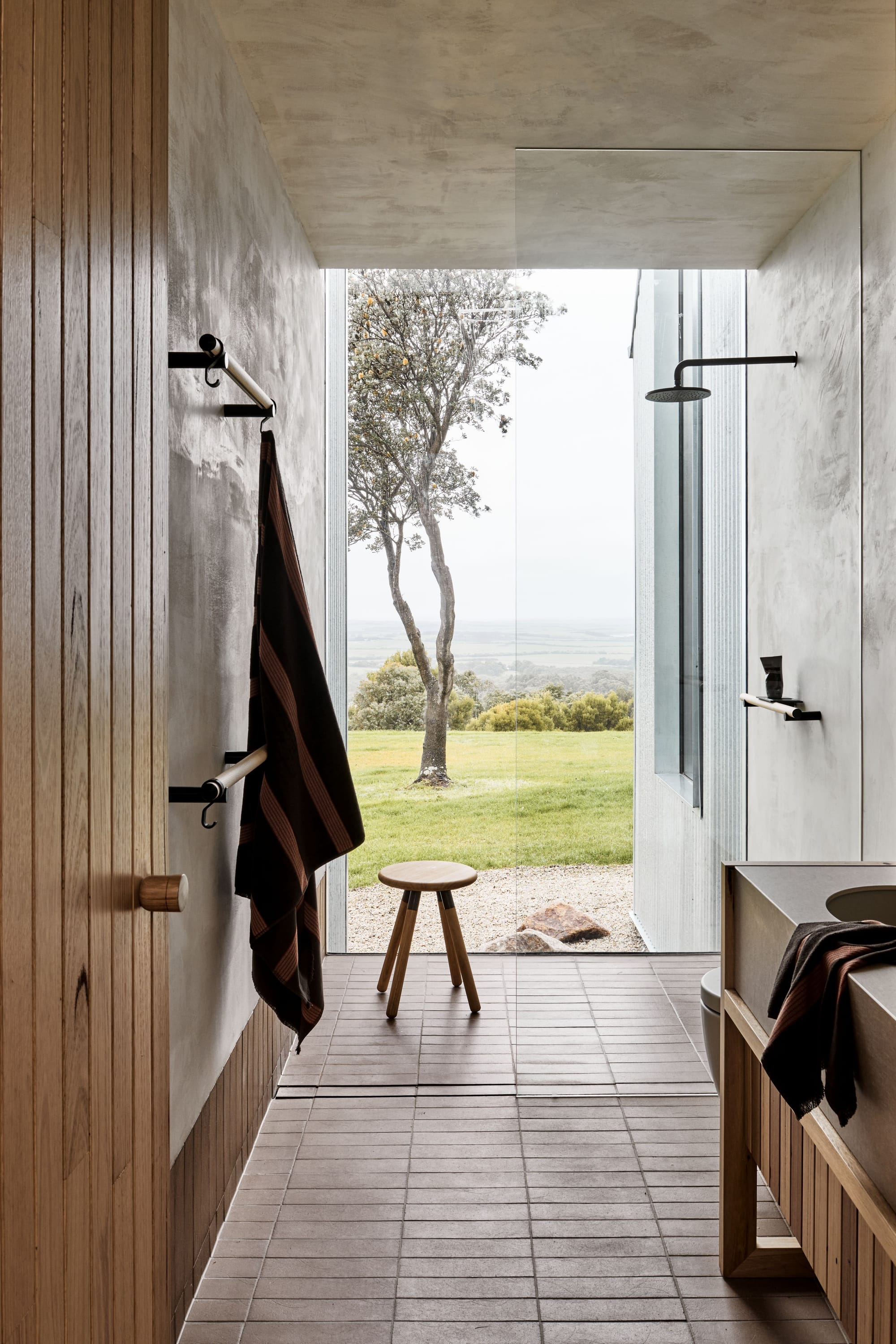 Fishharven in Fish Creek is nestled on a gentle slope overlooking Wilsons Promontory and Corner Inlet. Neil Architecture. Photo: Tom Blachford