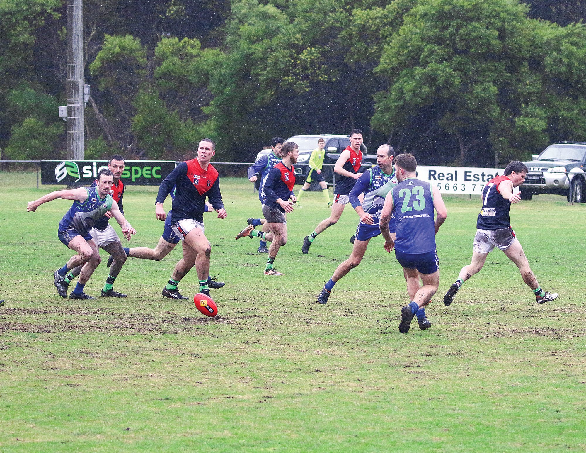 The pack go after a loose ball. ob06_3124