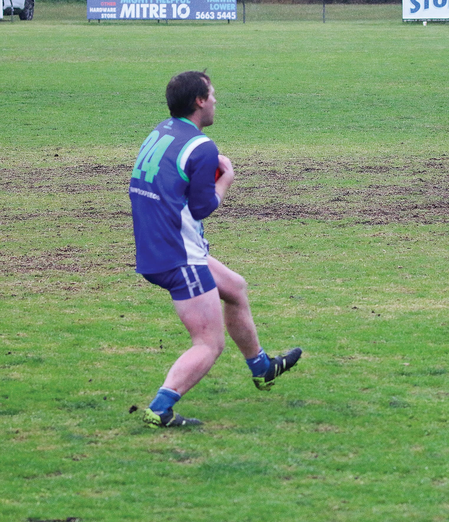 Josh Chalmers takes a successful mark for the sharks. ob10_3124